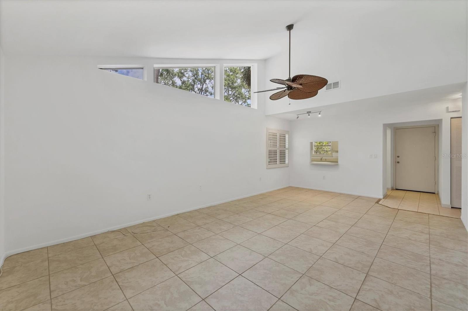 Image 7 of 45 For 5051 Village Gardens Drive 15