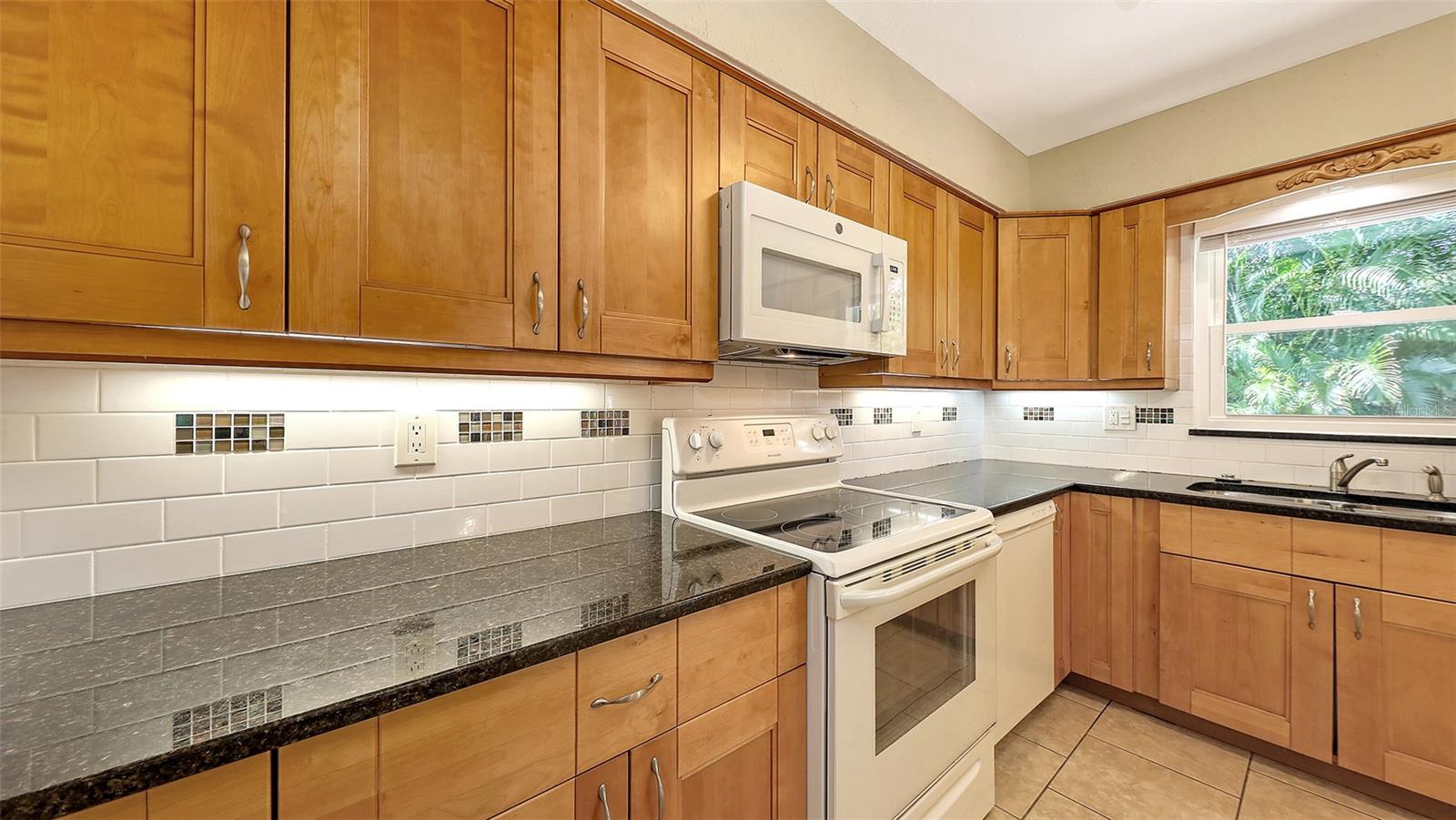 Image 10 of 35 For 2462 Hyde Park Street