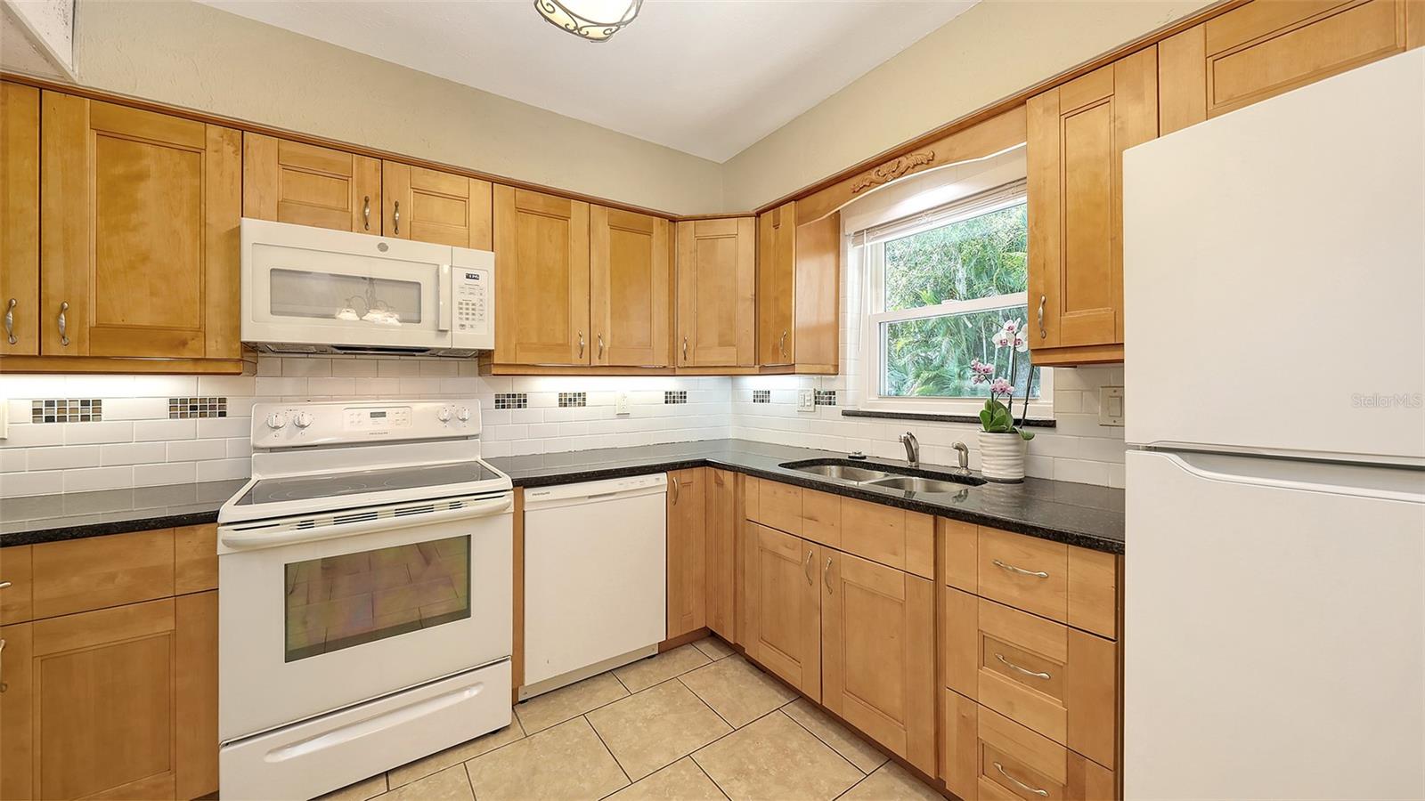 Image 11 of 35 For 2462 Hyde Park Street