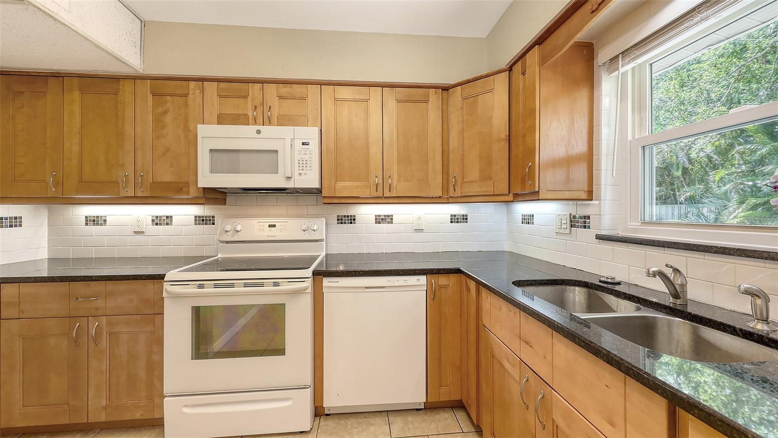 Image 12 of 35 For 2462 Hyde Park Street