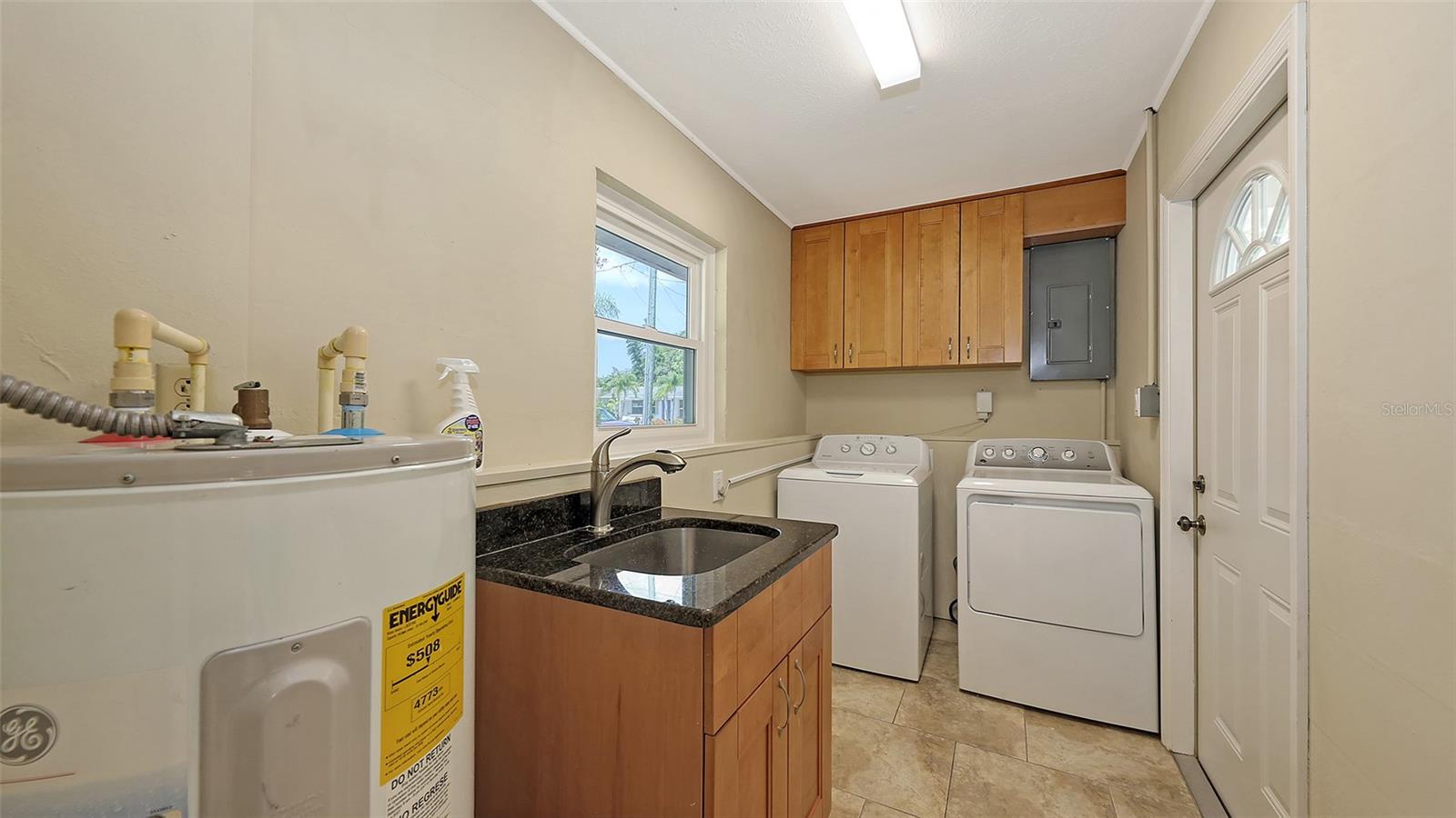 Image 13 of 35 For 2462 Hyde Park Street