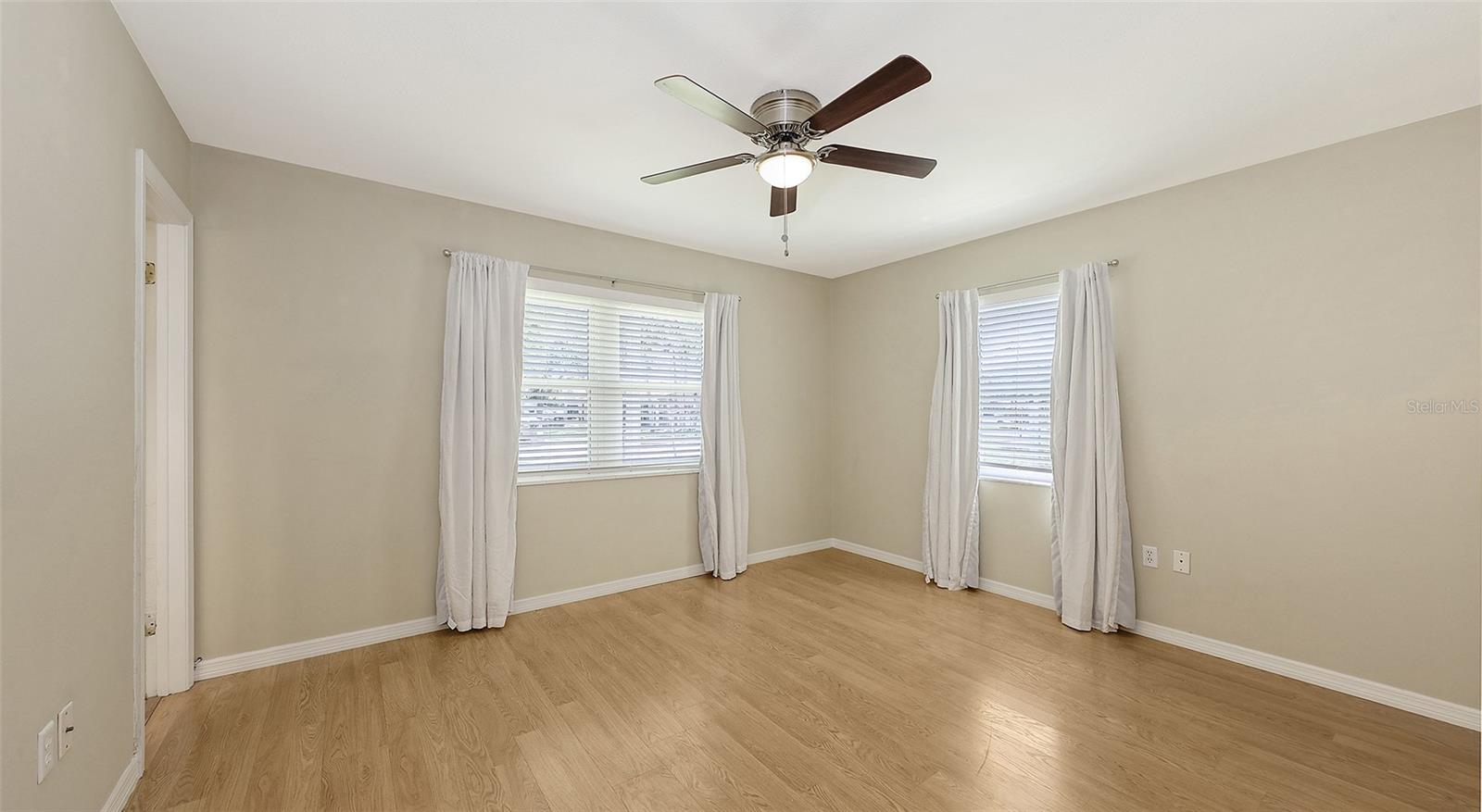 Image 17 of 35 For 2462 Hyde Park Street