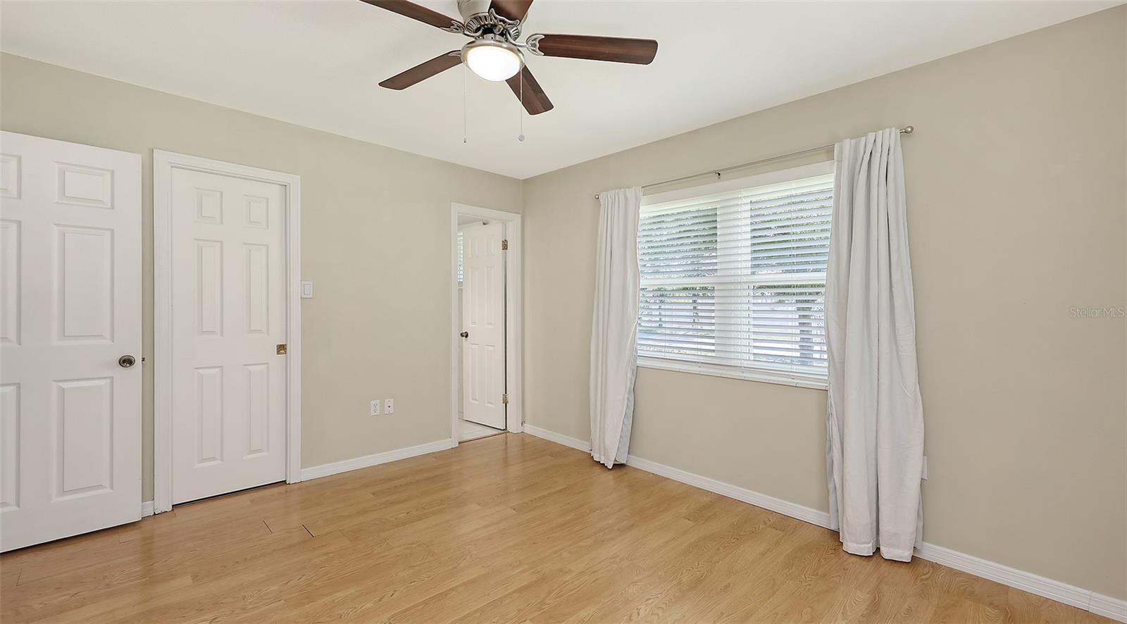 Image 18 of 35 For 2462 Hyde Park Street