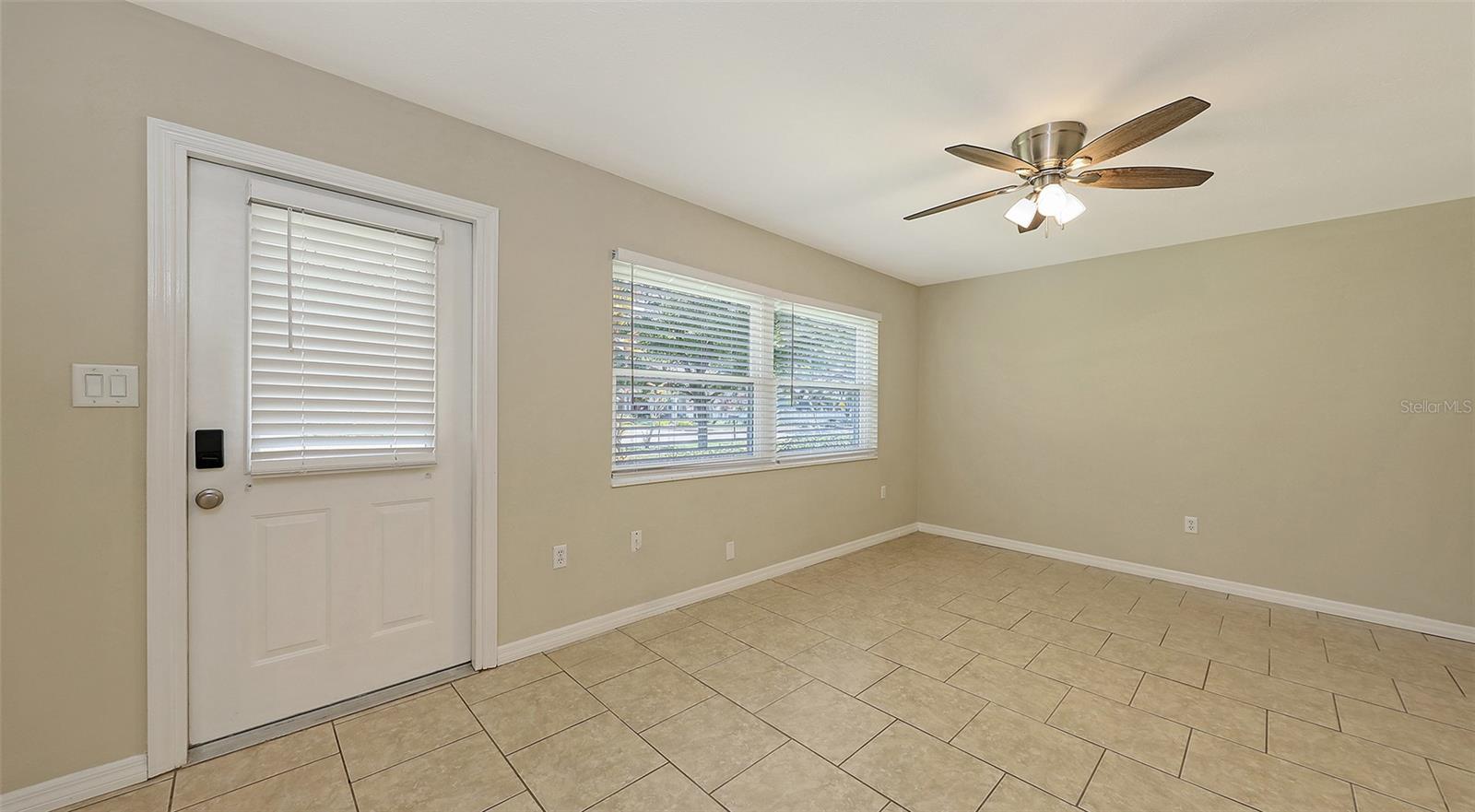 Image 8 of 35 For 2462 Hyde Park Street