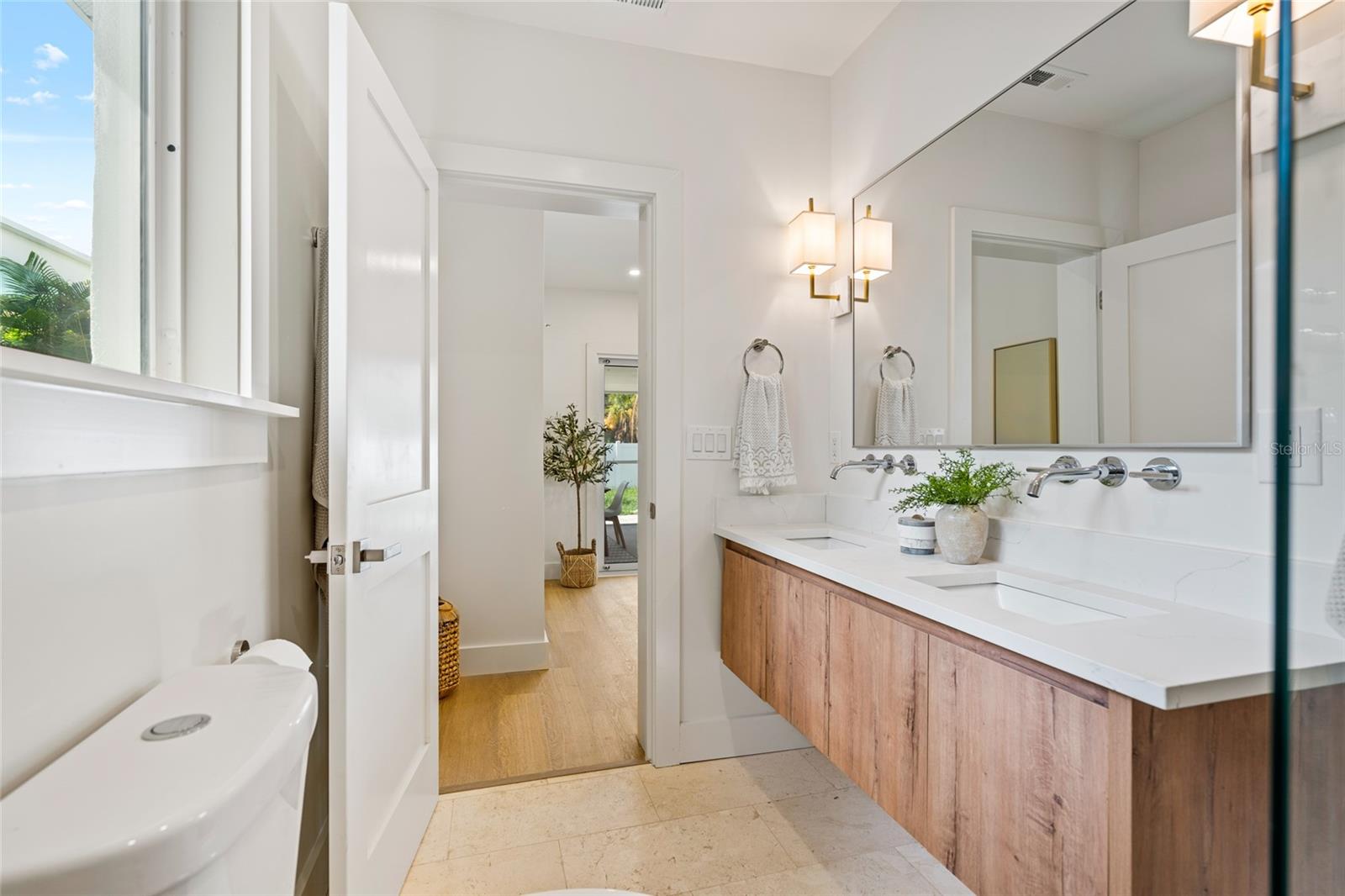 Image 21 of 40 For 2189 Hillview Street
