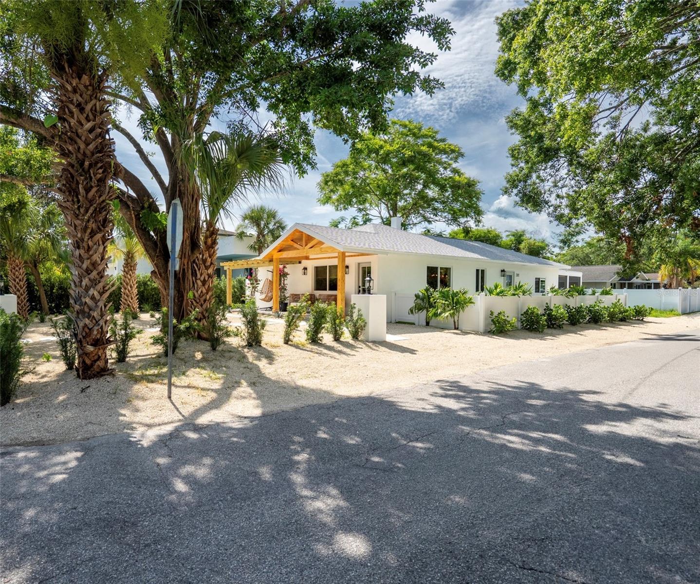 Image 4 of 40 For 2189 Hillview Street