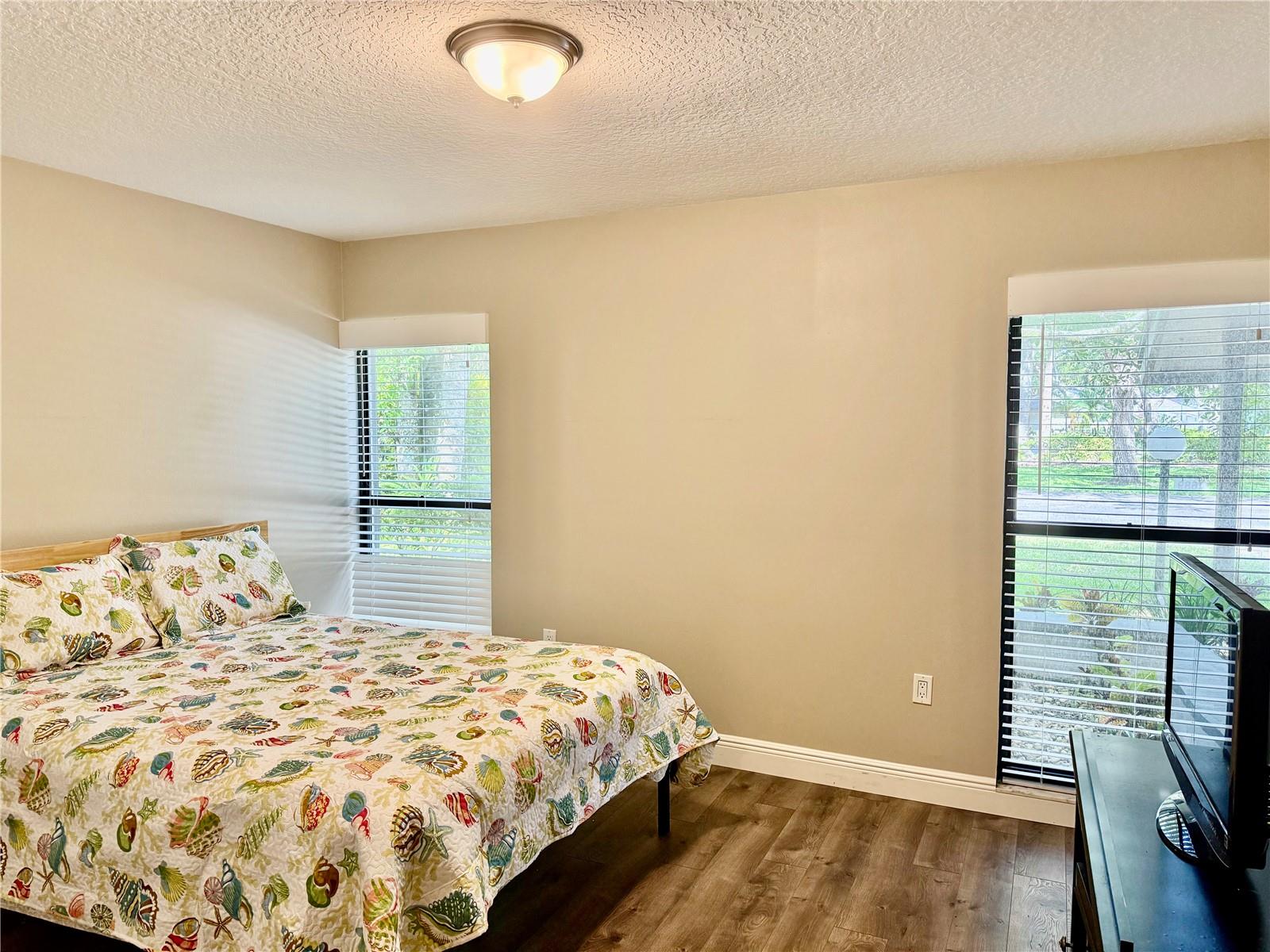 Image 13 of 26 For 4689 Oak Forest Drive E 1