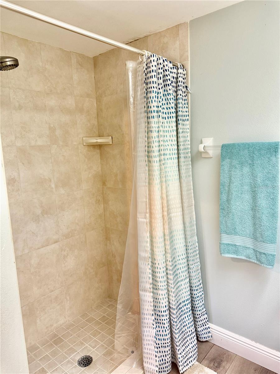 Image 14 of 26 For 4689 Oak Forest Drive E 1
