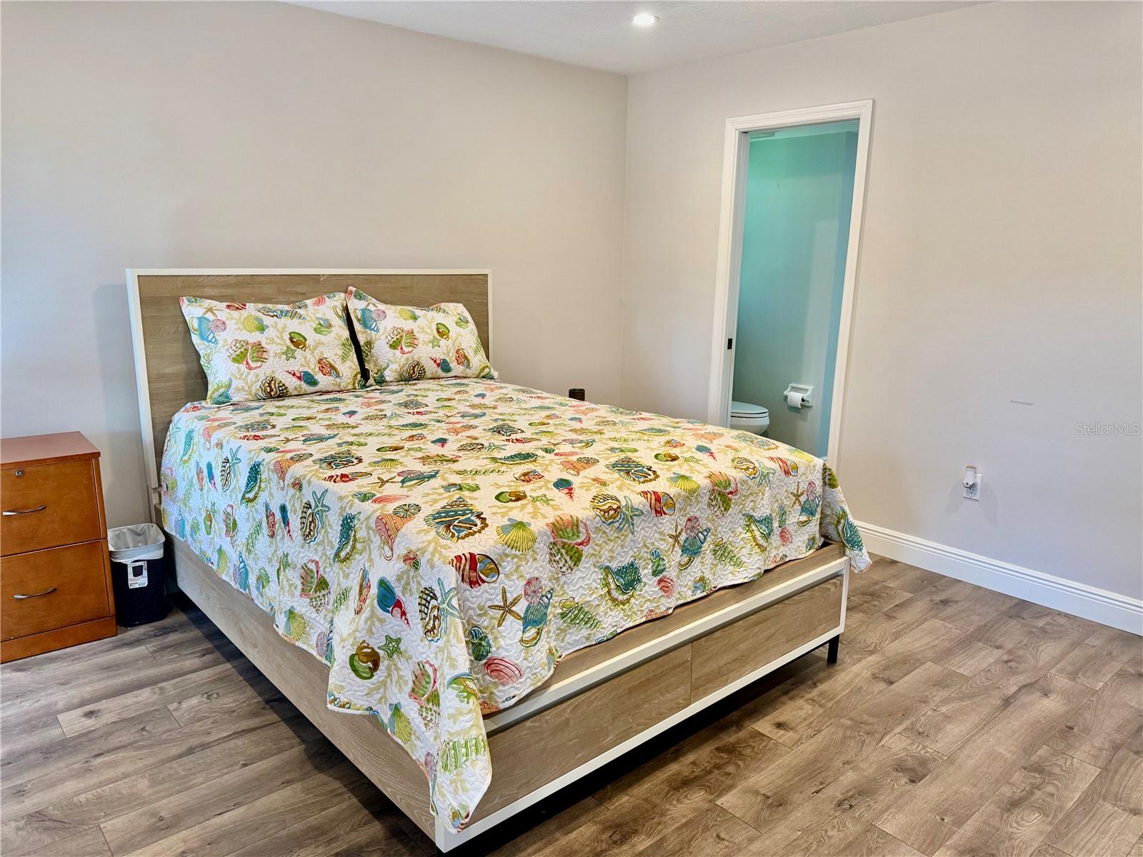 Image 17 of 26 For 4689 Oak Forest Drive E 1