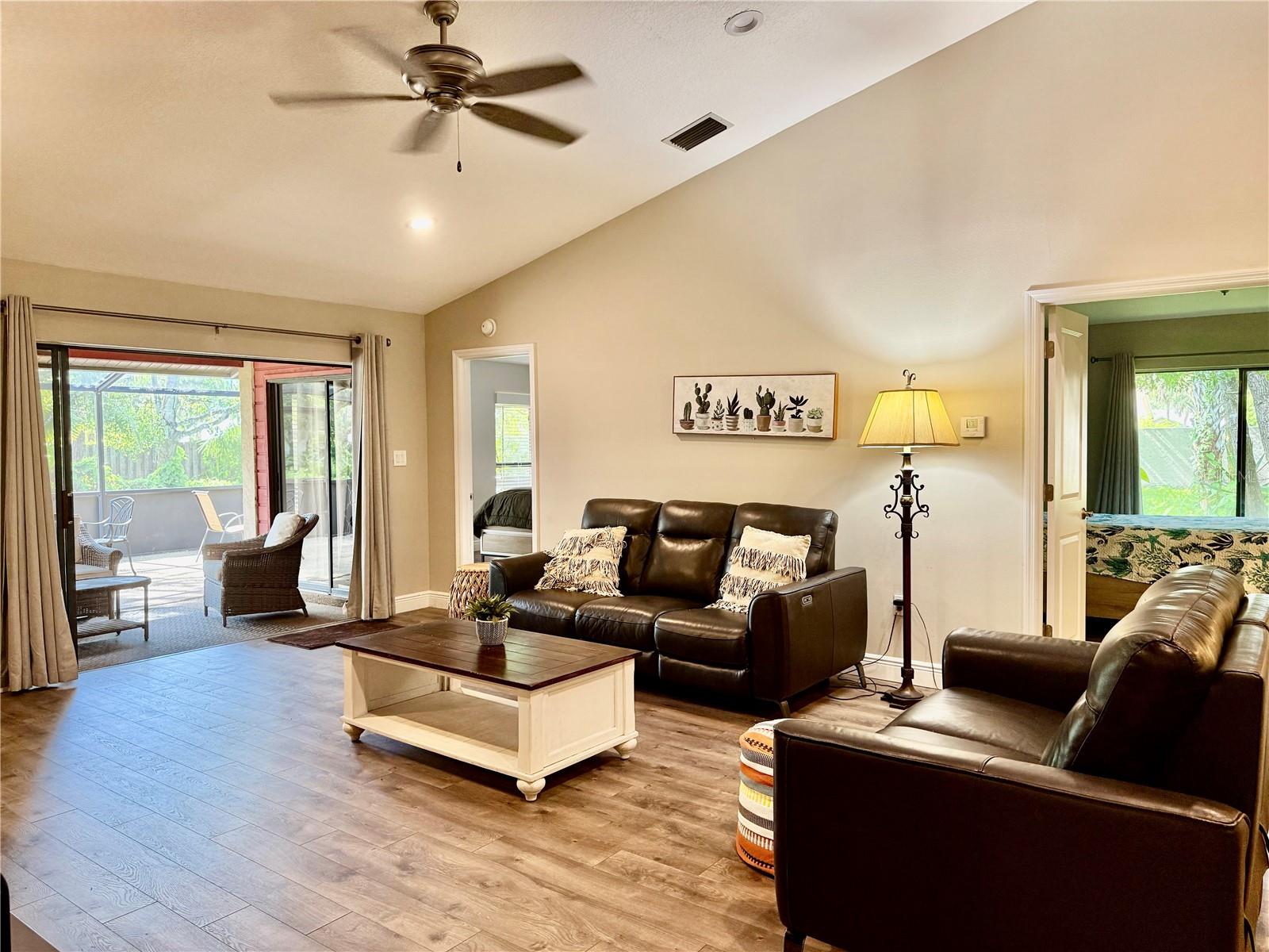 Image 4 of 26 For 4689 Oak Forest Drive E 1