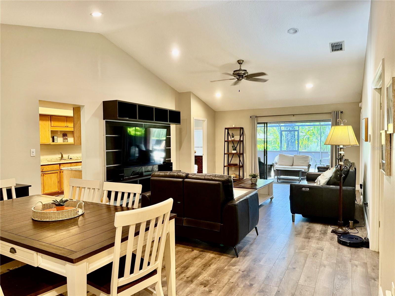 Image 5 of 26 For 4689 Oak Forest Drive E 1