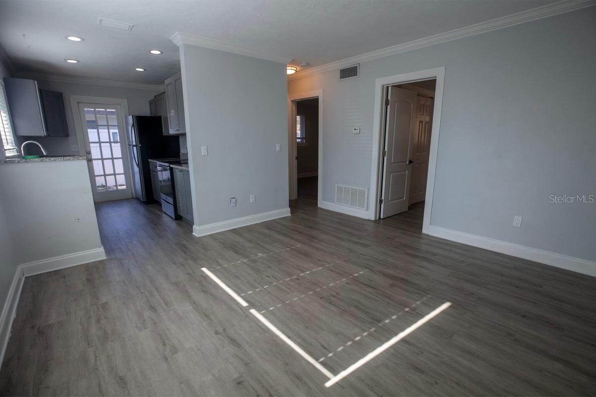 Image 3 of 16 For 6359 Gateway Avenue