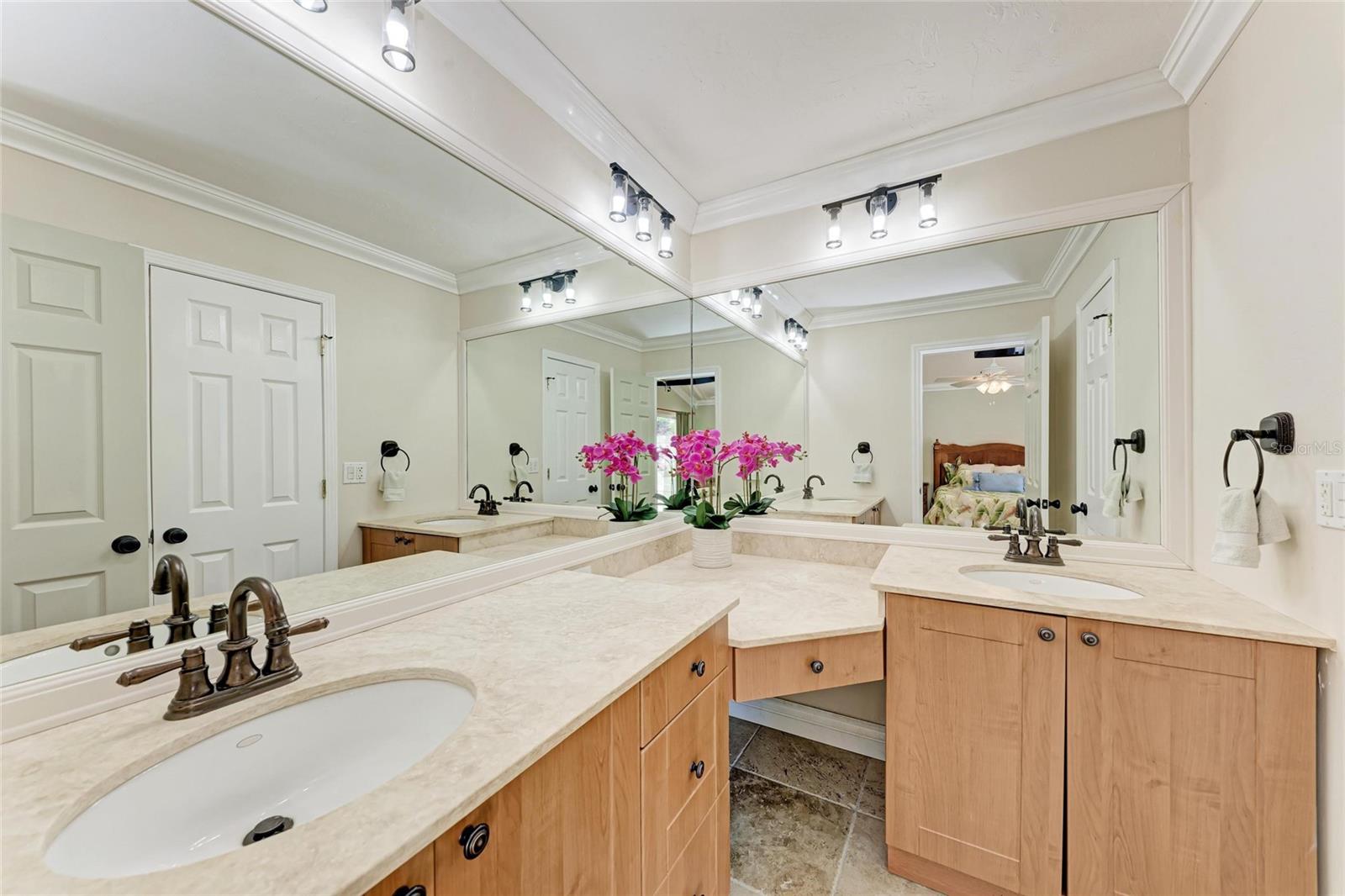Image 14 of 29 For 2237 Circlewood Drive 18