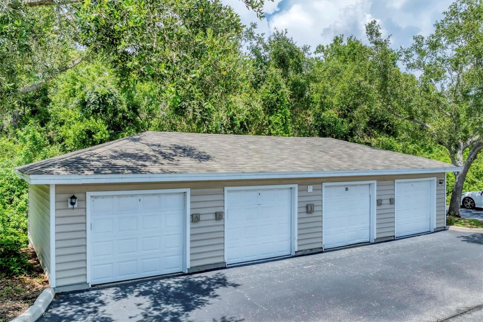 Image 31 of 51 For 8827 Manor Loop 208
