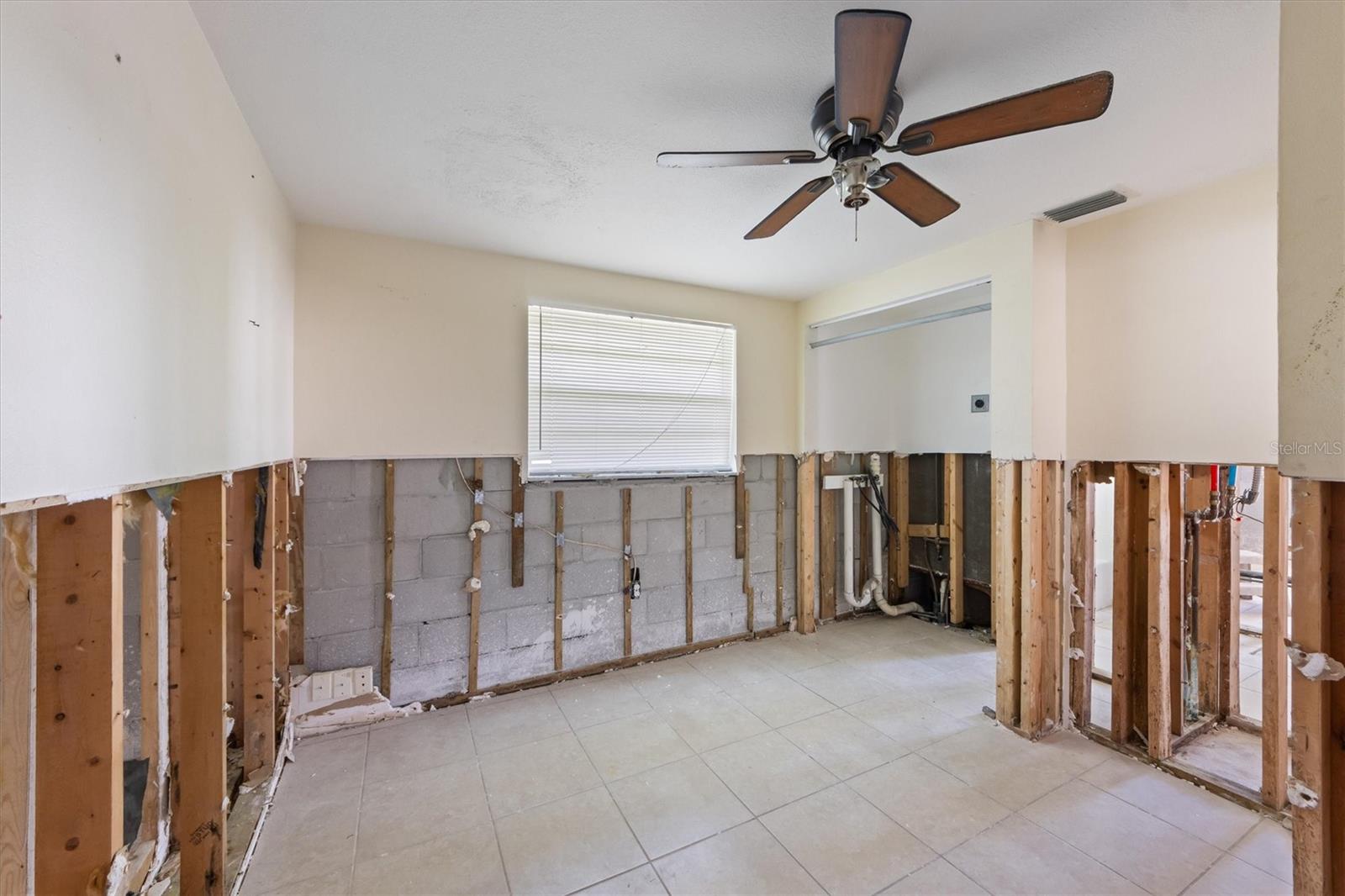 Image 14 of 41 For 411 Alamanda Road