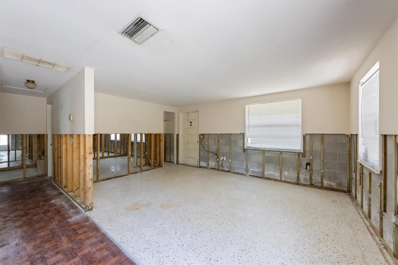 Image 15 of 41 For 411 Alamanda Road