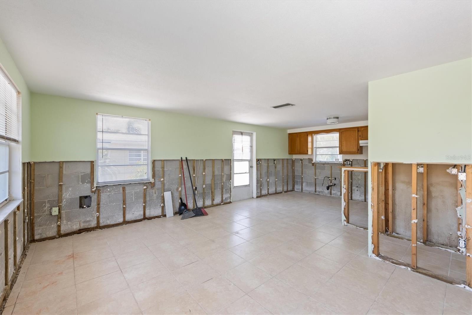 Image 20 of 41 For 411 Alamanda Road