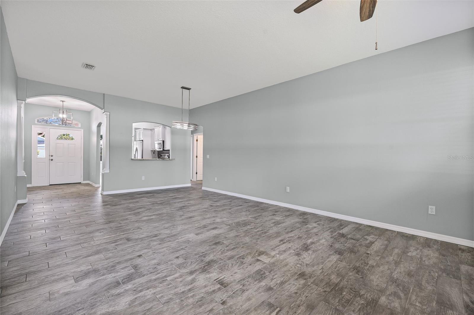 Image 16 of 37 For 1042 Whitegate Court