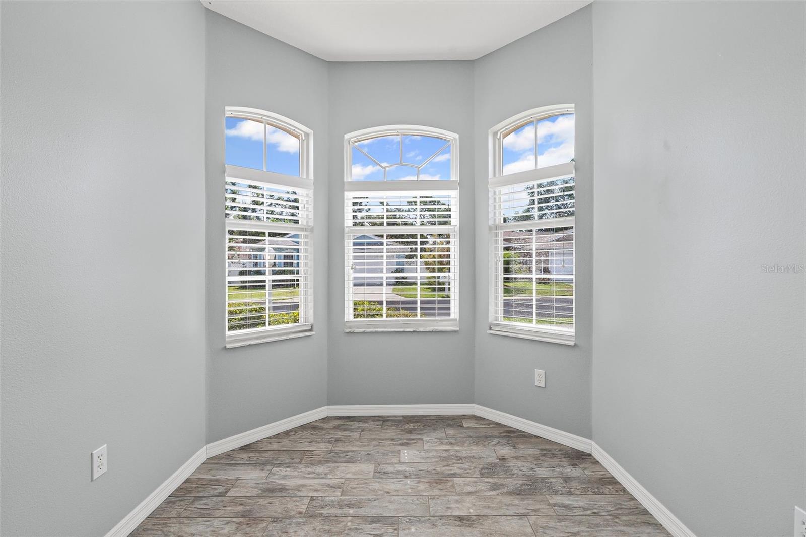 Image 9 of 37 For 1042 Whitegate Court