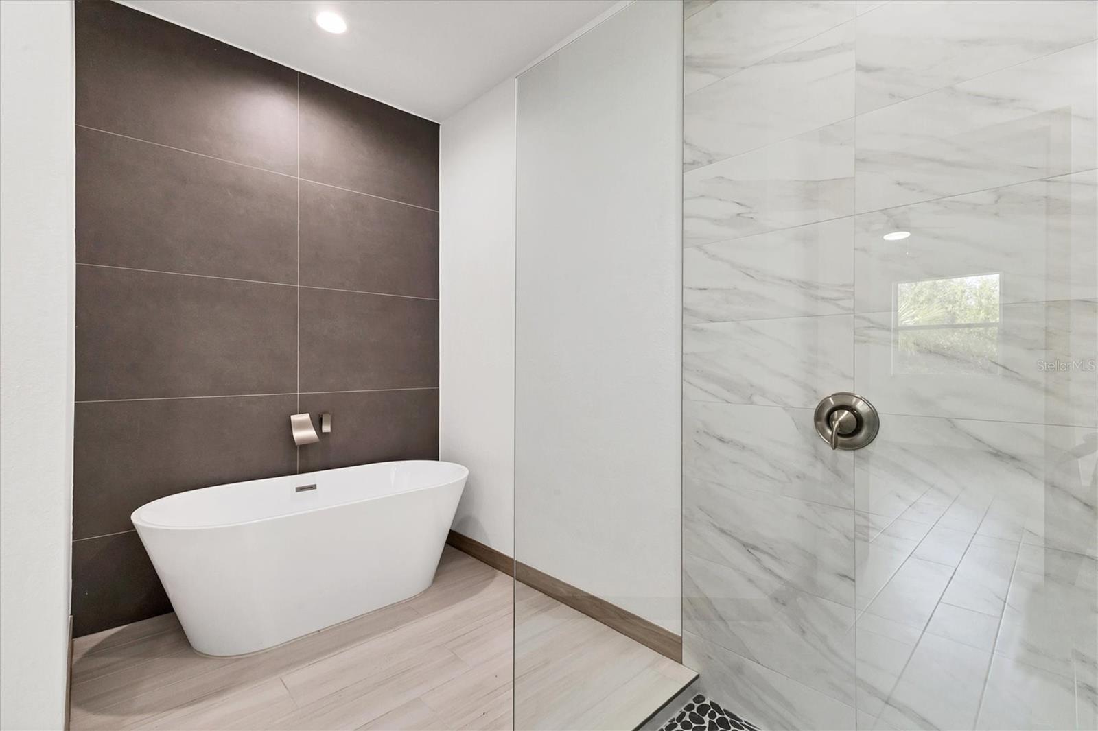 Image 22 of 33 For 405 Sunset Road N