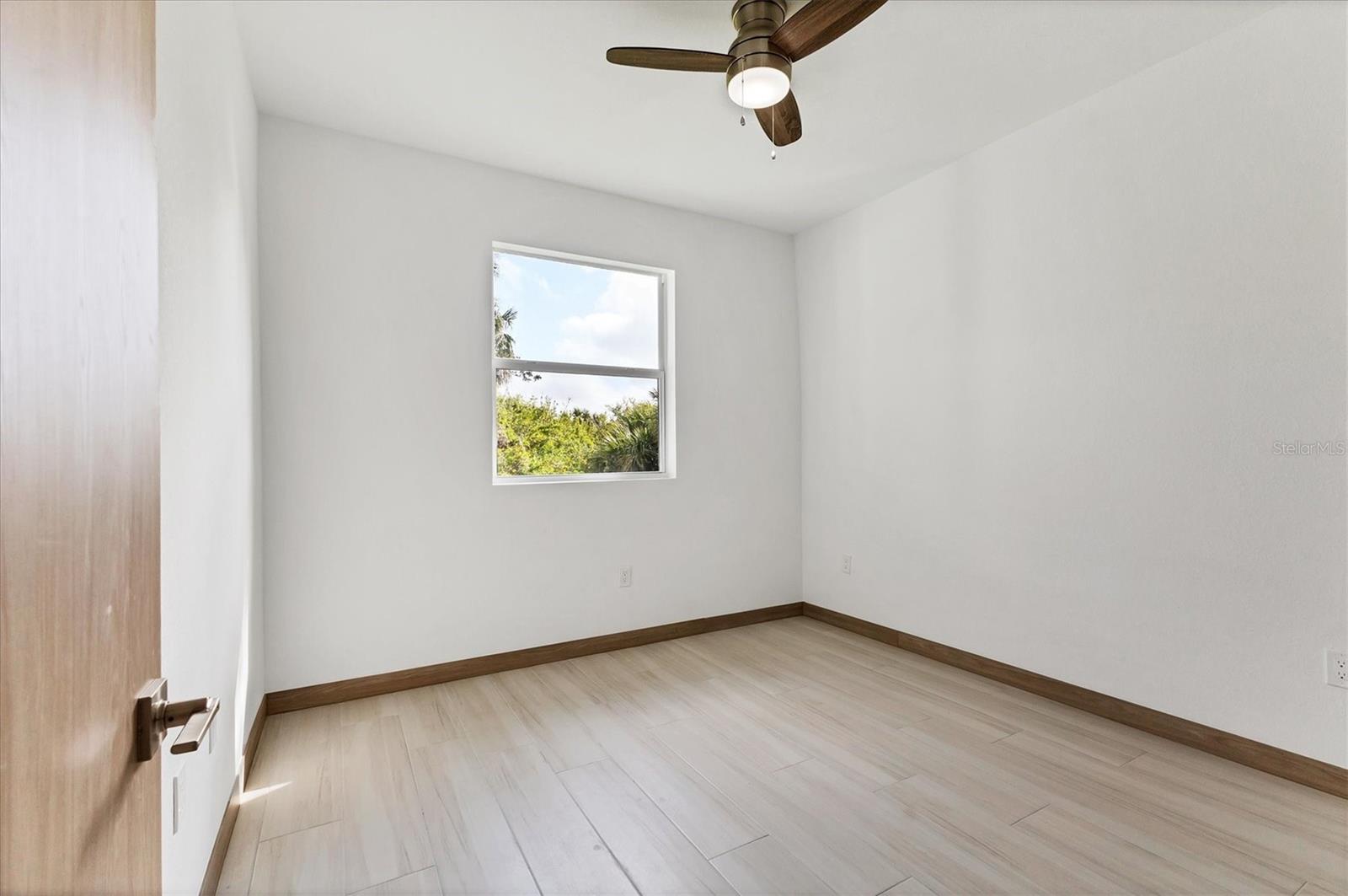 Image 26 of 33 For 405 Sunset Road N