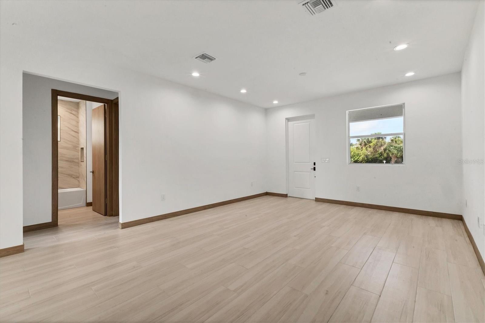 Listing photo id 3 for 102 Arrow Lane