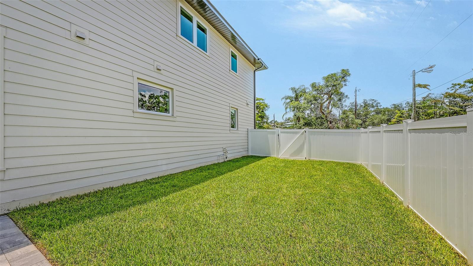 Image 90 of 100 For 2596 Floyd Street