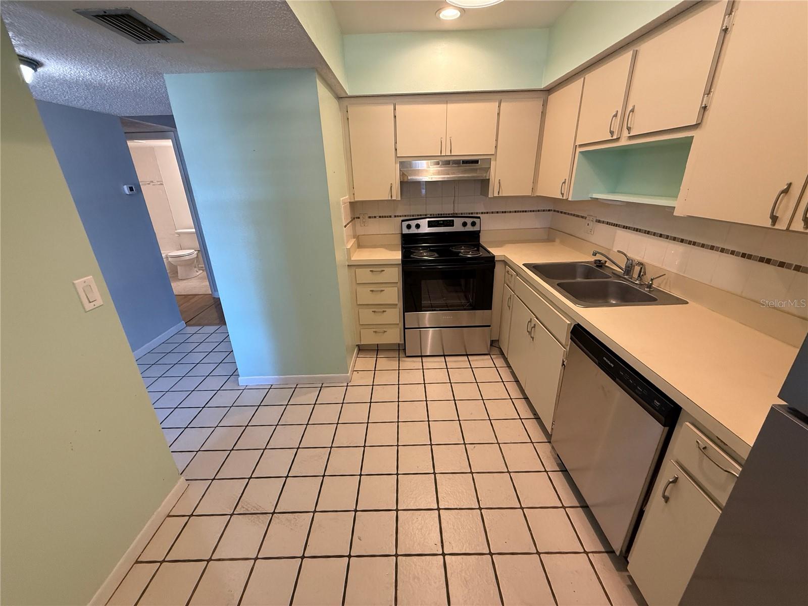Image 9 of 26 For 1750 Belleair Forest Drive A13
