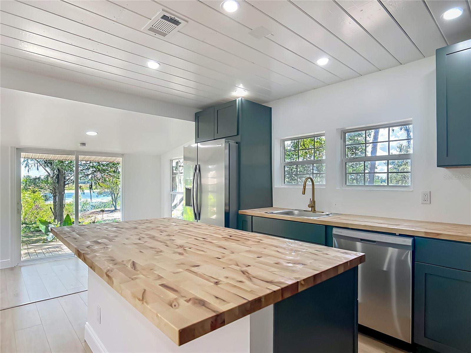 Image 15 of 45 For 8781 Lakeshore Drive