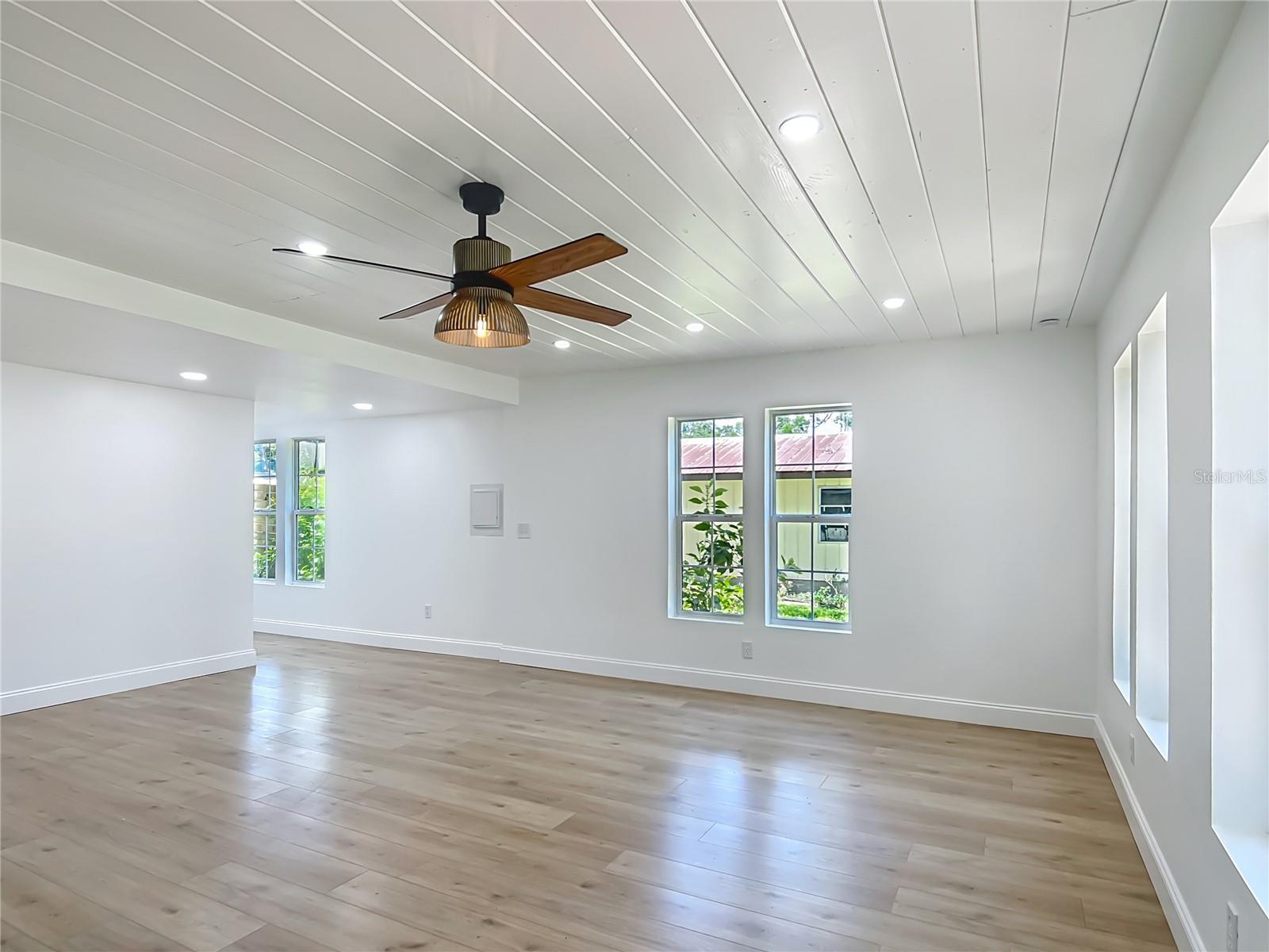 Image 17 of 45 For 8781 Lakeshore Drive
