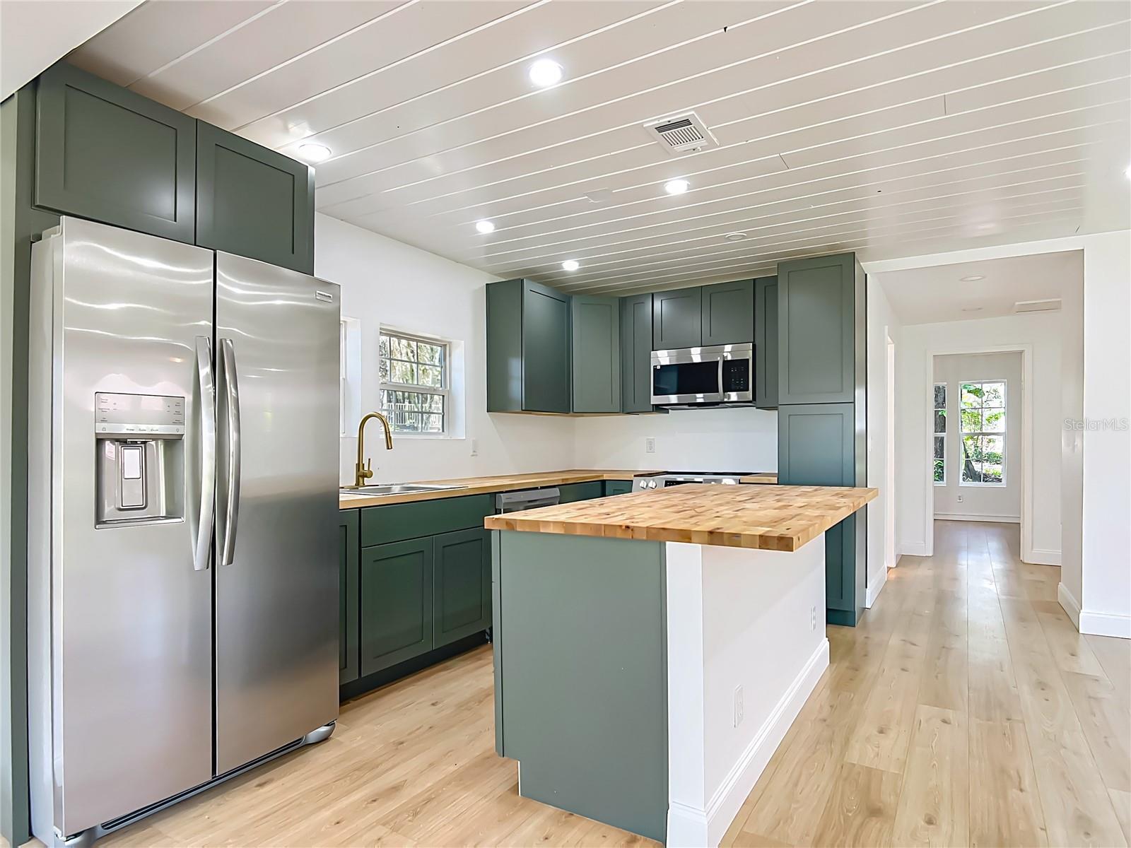 Image 18 of 45 For 8781 Lakeshore Drive