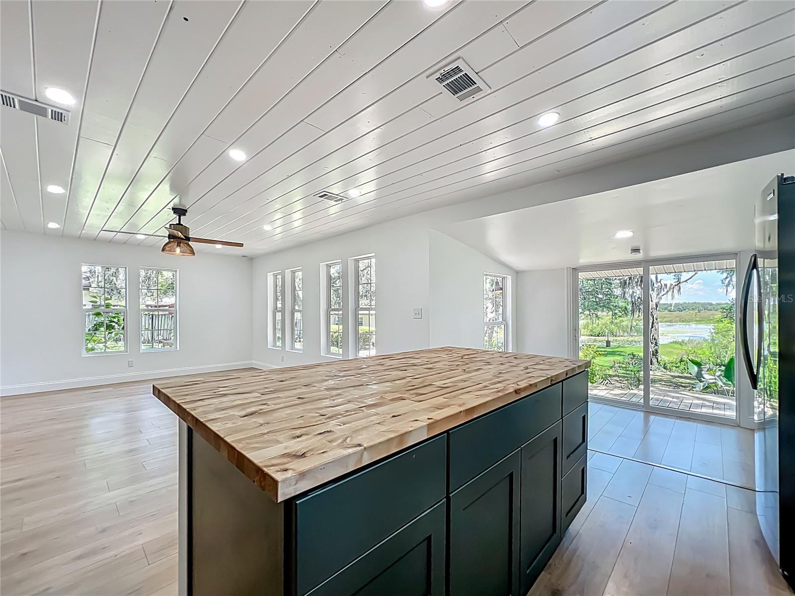 Image 20 of 45 For 8781 Lakeshore Drive