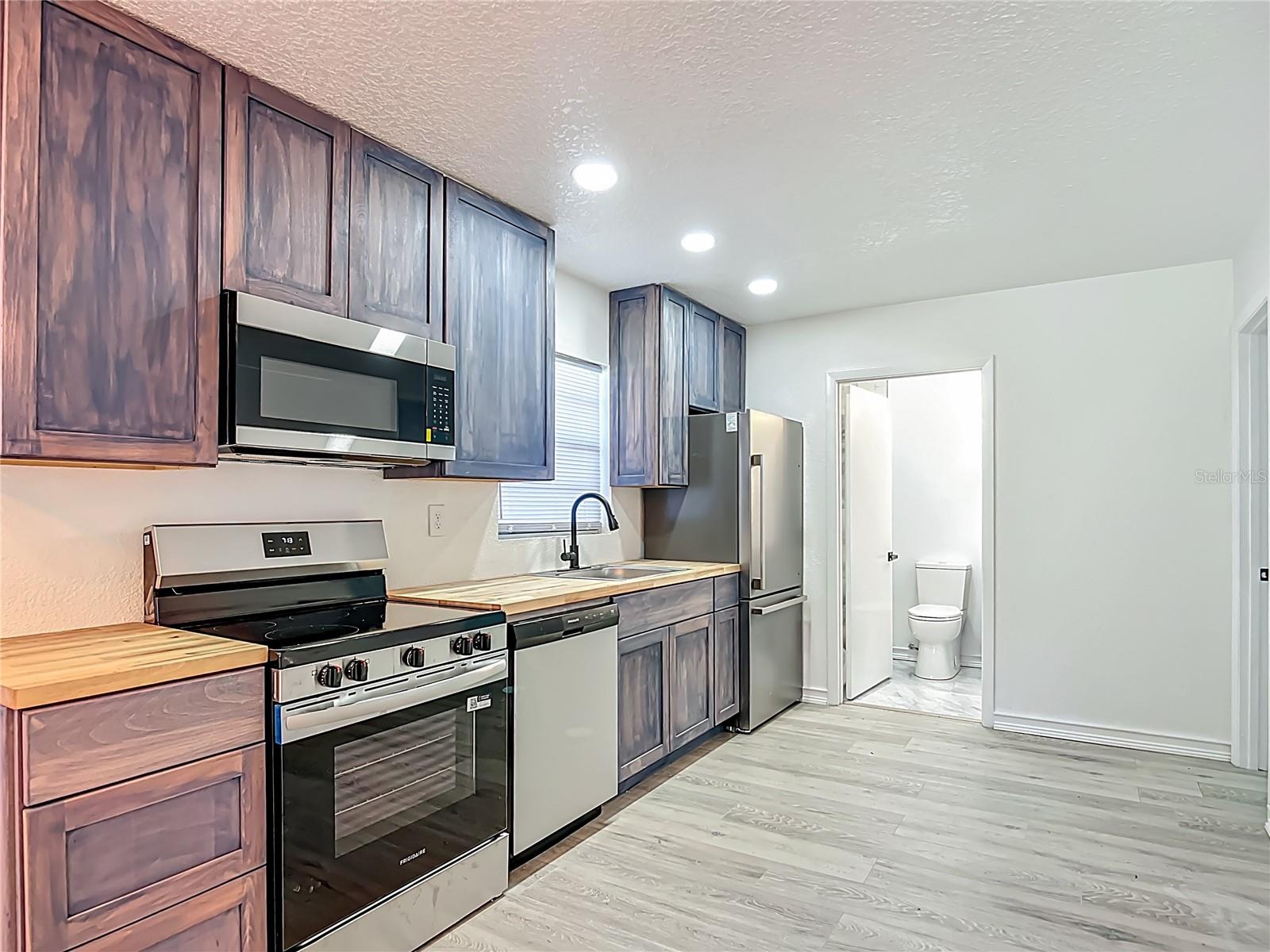Image 33 of 45 For 8781 Lakeshore Drive