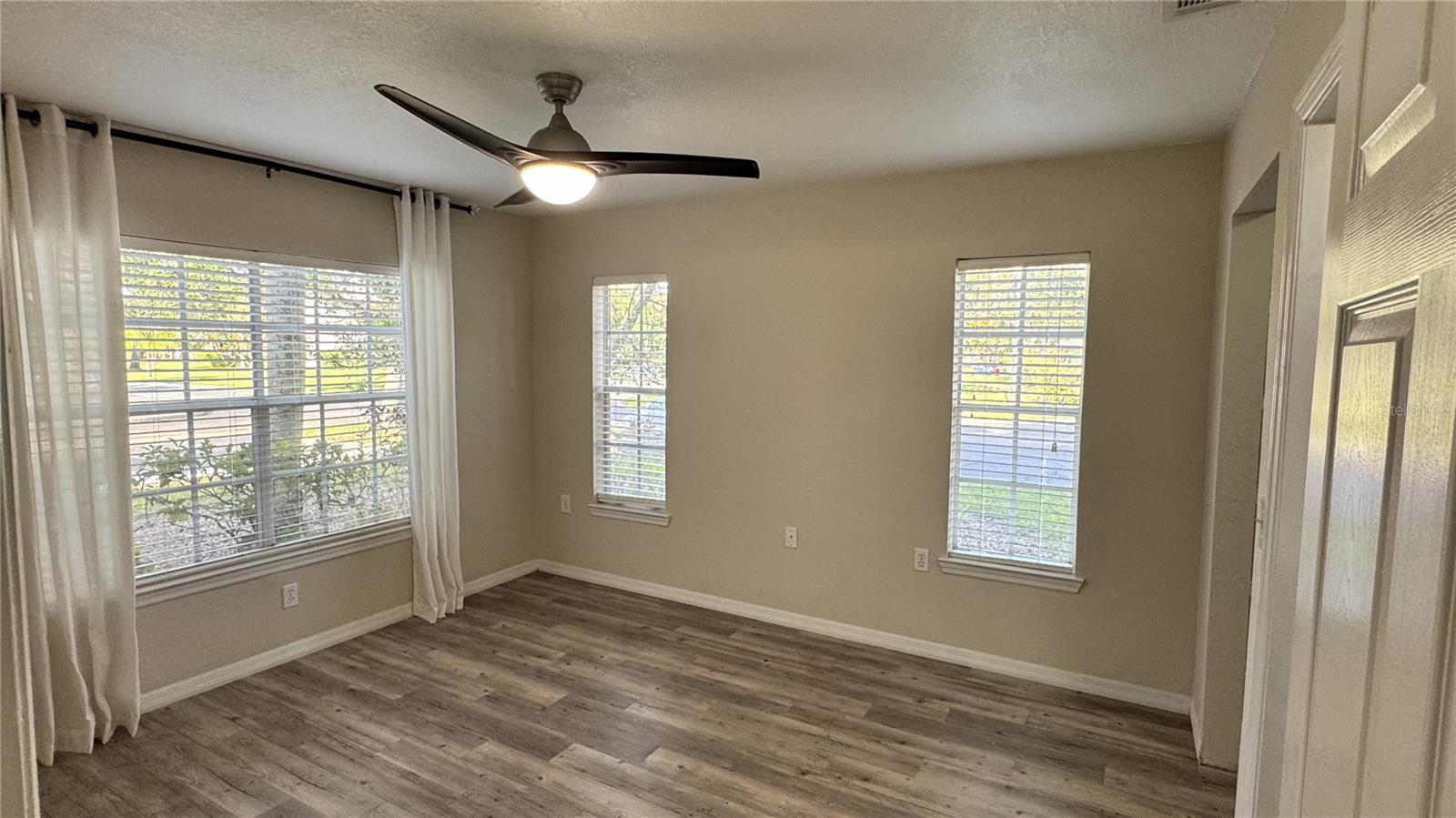 Image 13 of 25 For 8932 Manor Loop 101