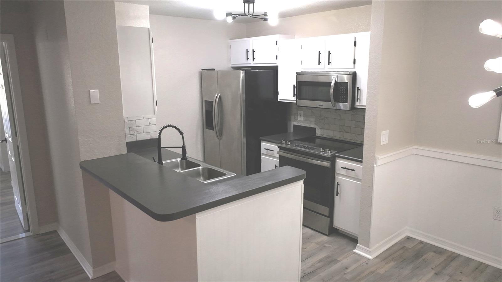 Image 4 of 25 For 8932 Manor Loop 101