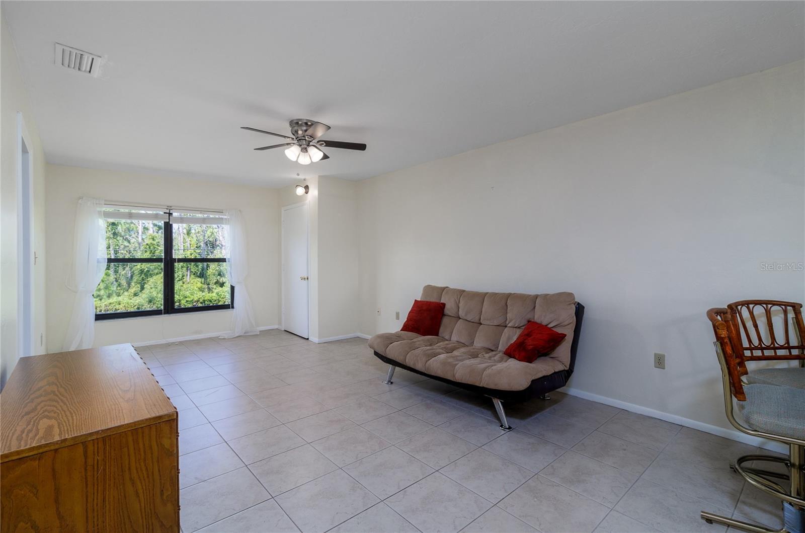 Image 7 of 17 For 87 Boundary Boulevard 9