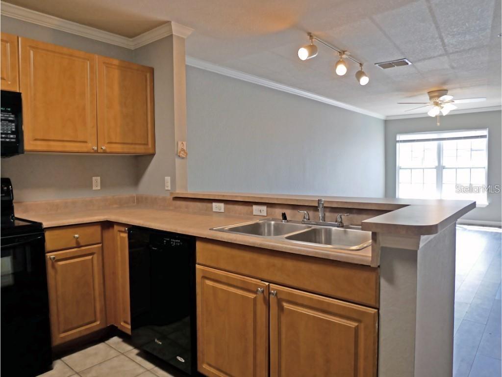 Image 4 of 13 For 5560 Rosehill Road 202