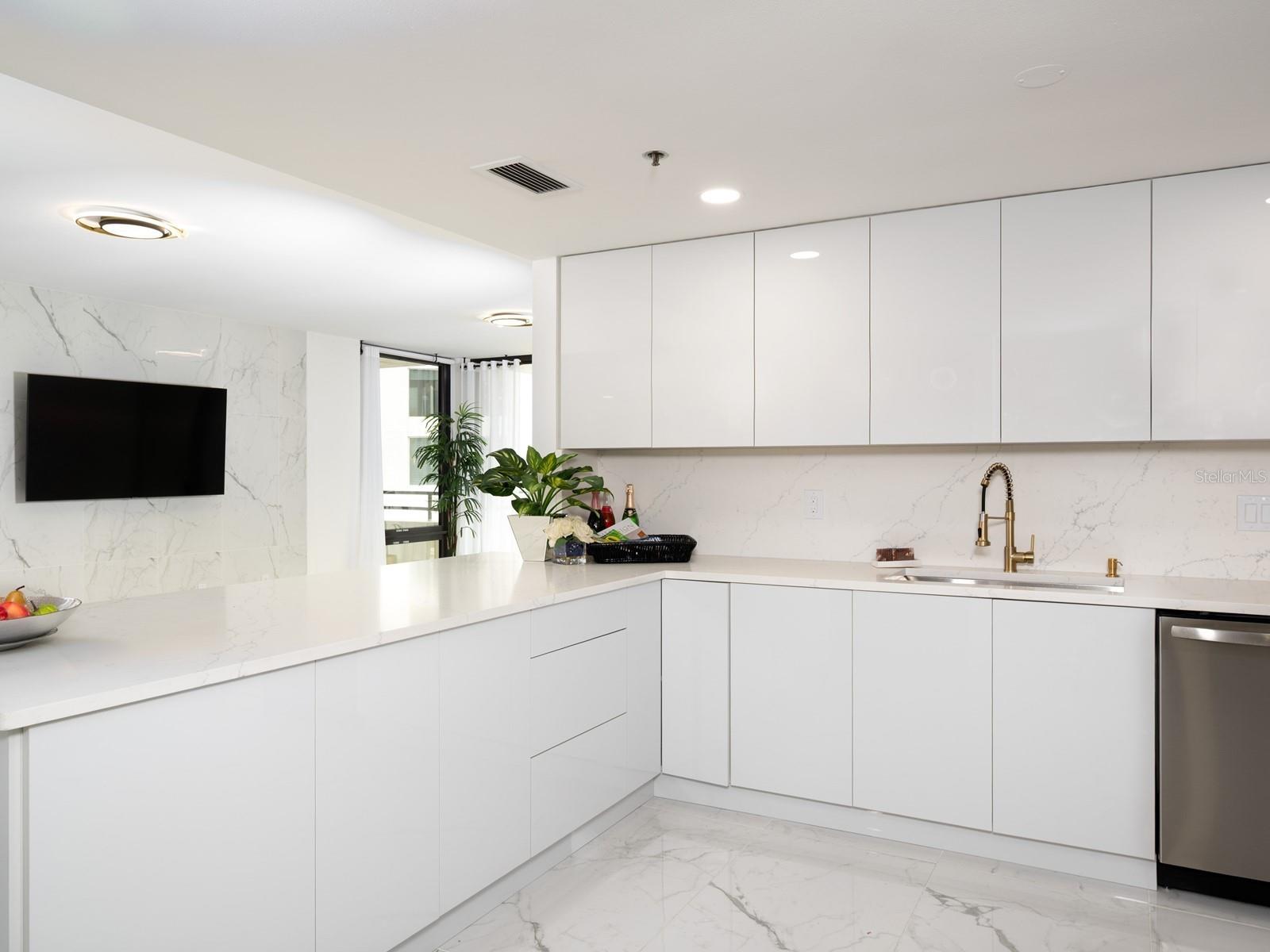 Image 14 of 93 For 1255 Gulfstream Avenue 402