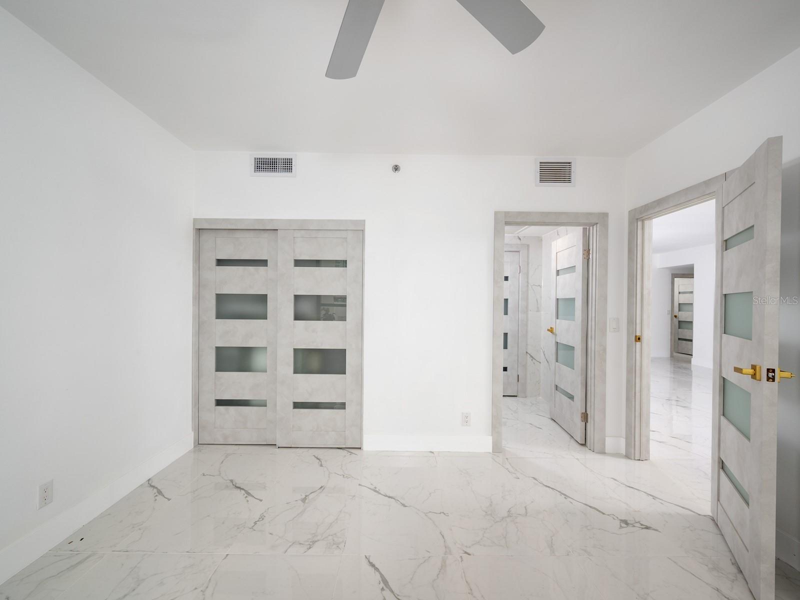 Image 18 of 93 For 1255 Gulfstream Avenue 402