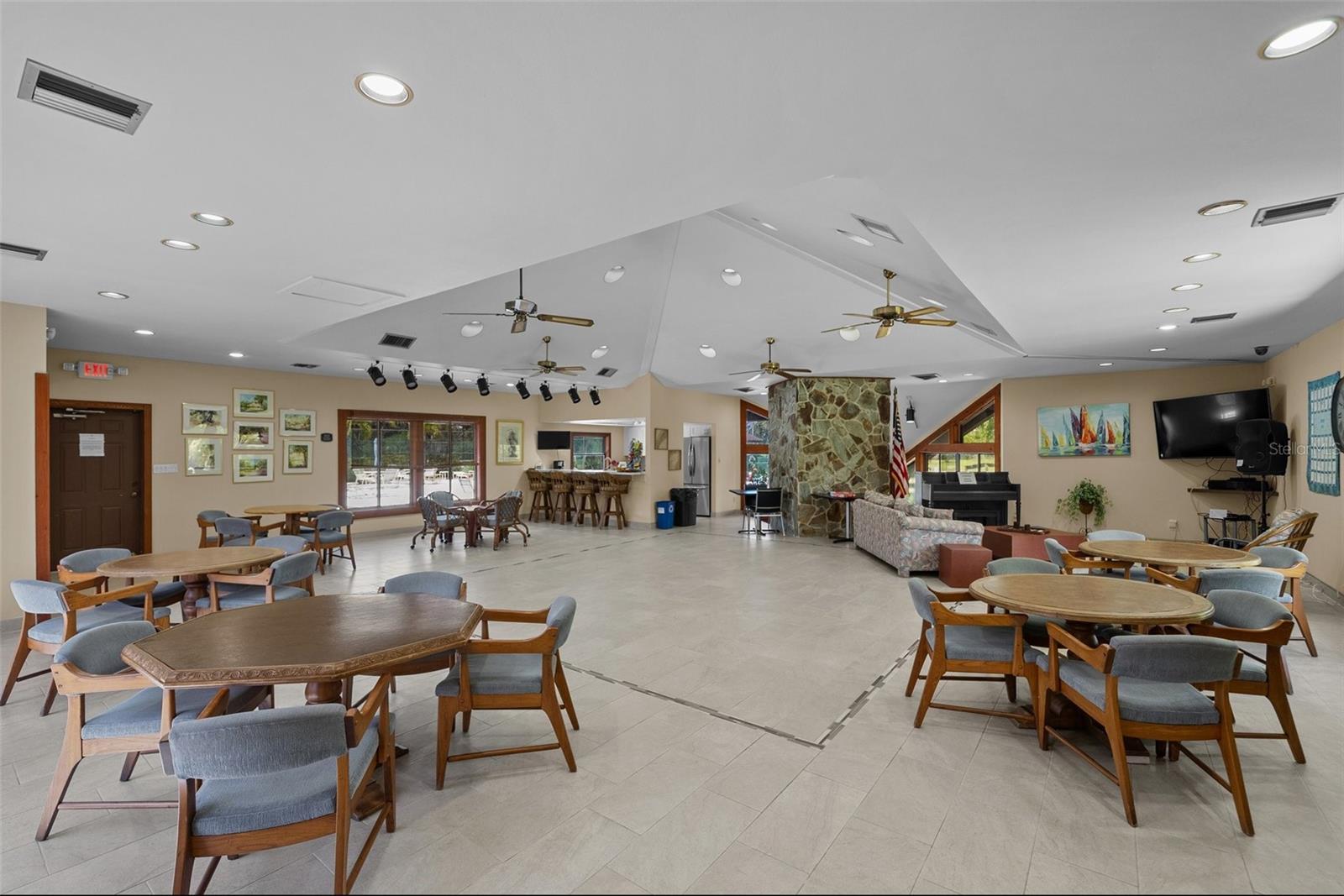 Image 42 of 52 For 6061 Fairway Lane 1411