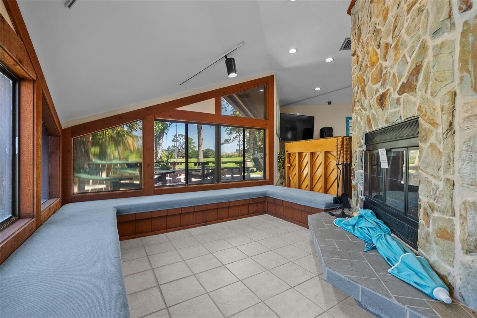 Image 46 of 52 For 6061 Fairway Lane 1411