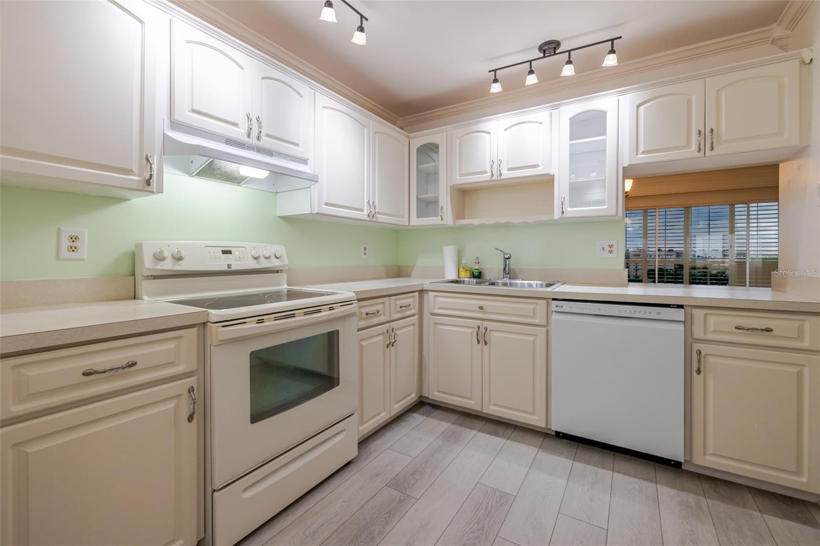 Image 10 of 81 For 3680 Ironwood Circle 603l