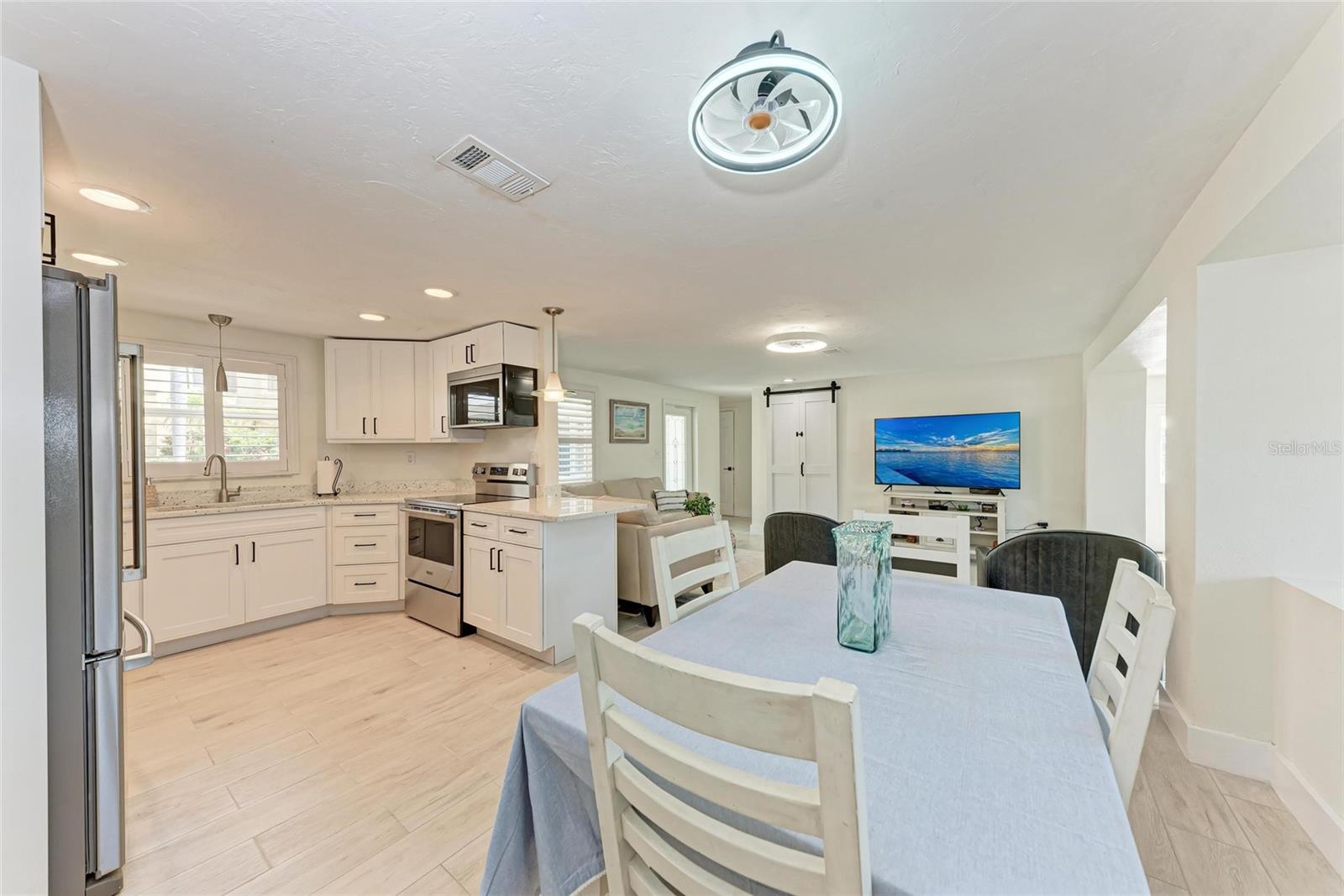Image 19 of 57 For 726 Jungle Queen Way