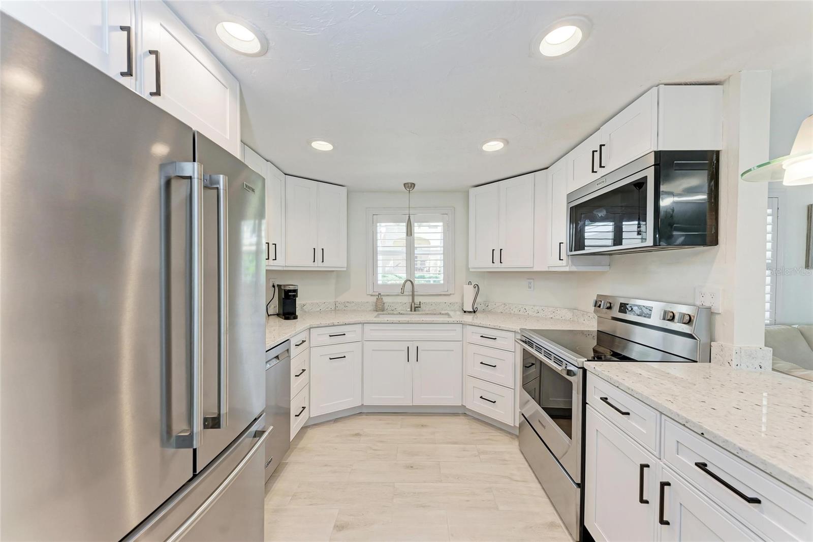 Image 4 of 57 For 726 Jungle Queen Way