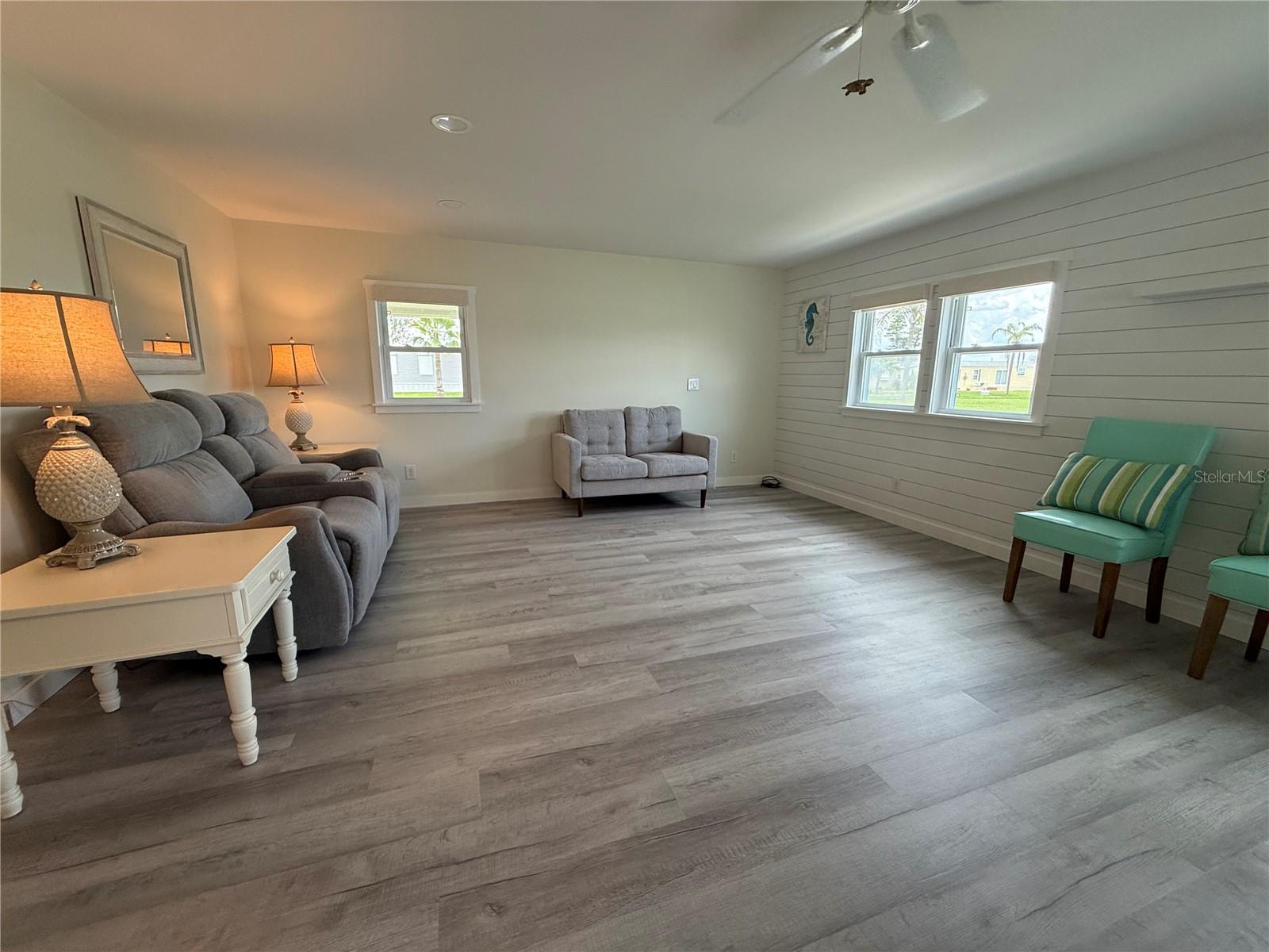 Image 17 of 26 For 637 Los Altos  374