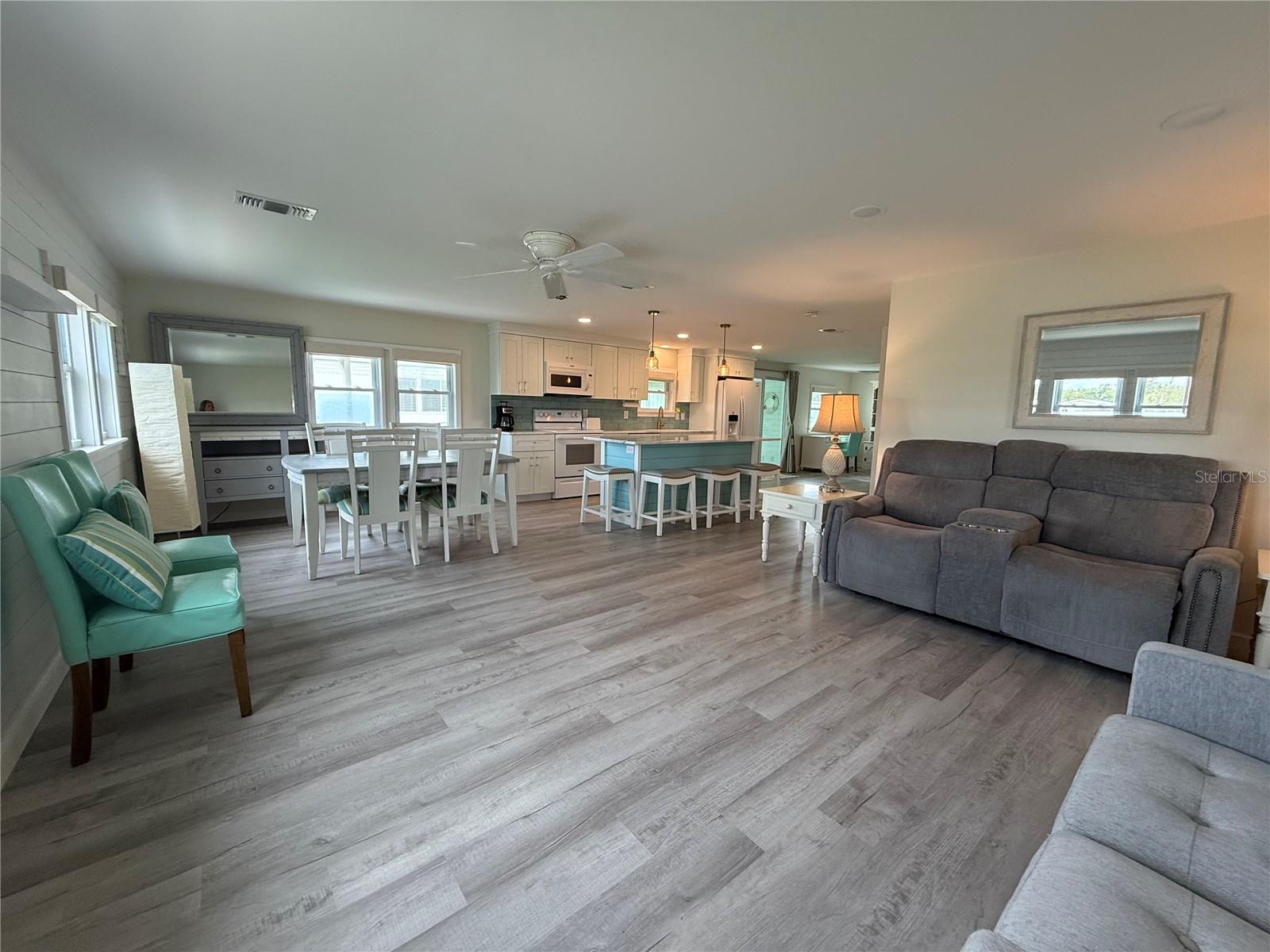 Image 18 of 26 For 637 Los Altos  374