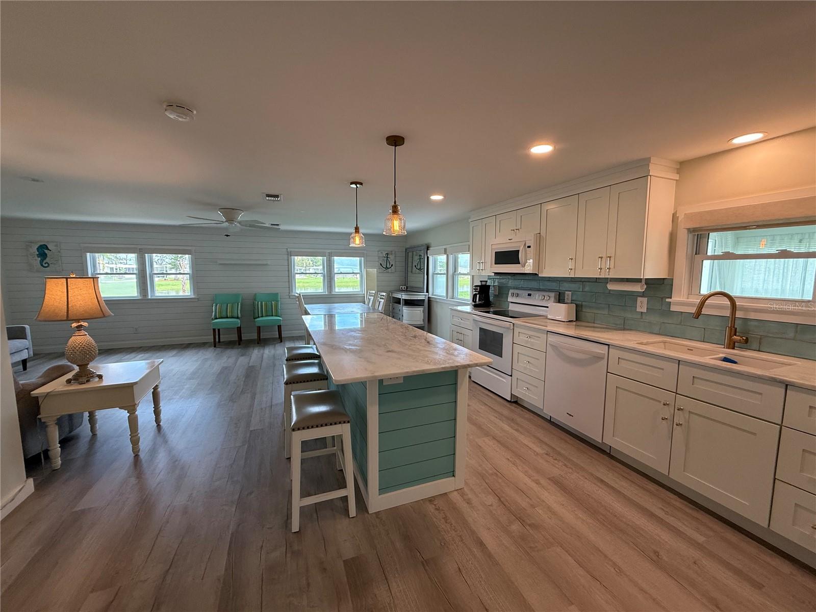 Image 4 of 26 For 637 Los Altos  374