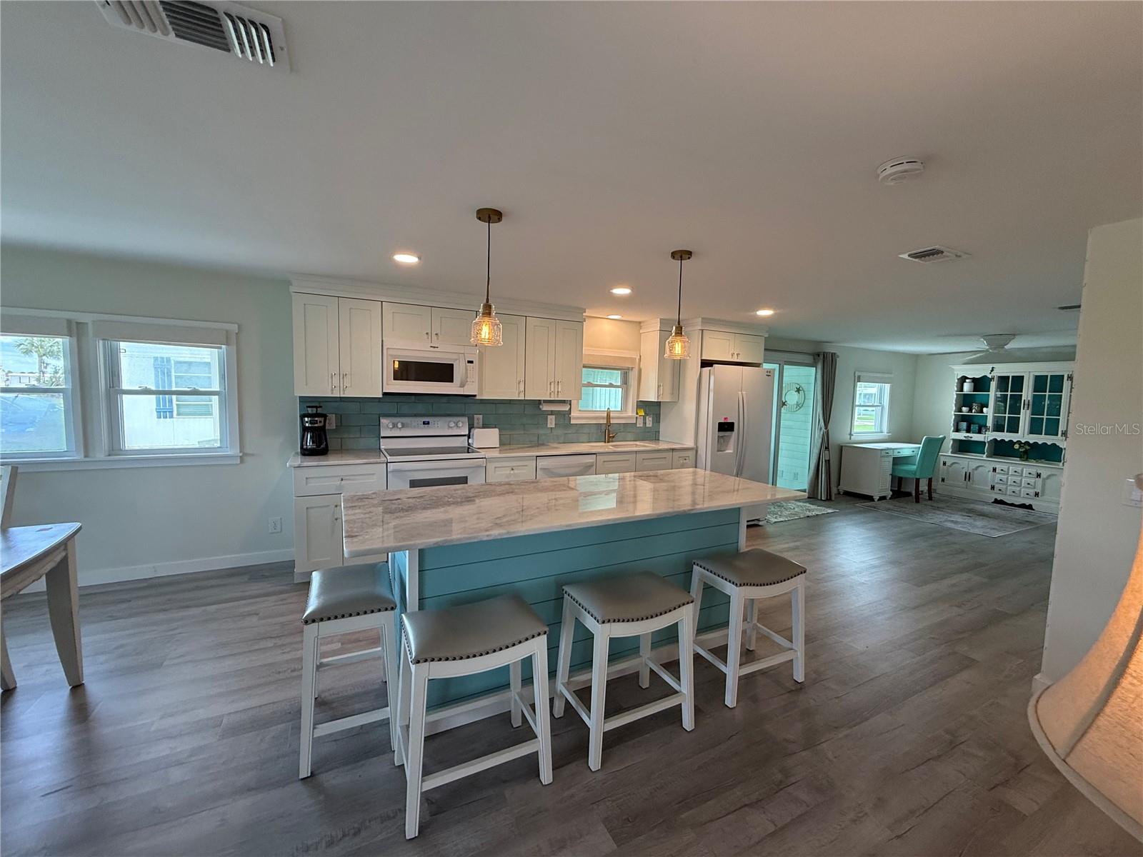 Image 5 of 26 For 637 Los Altos  374
