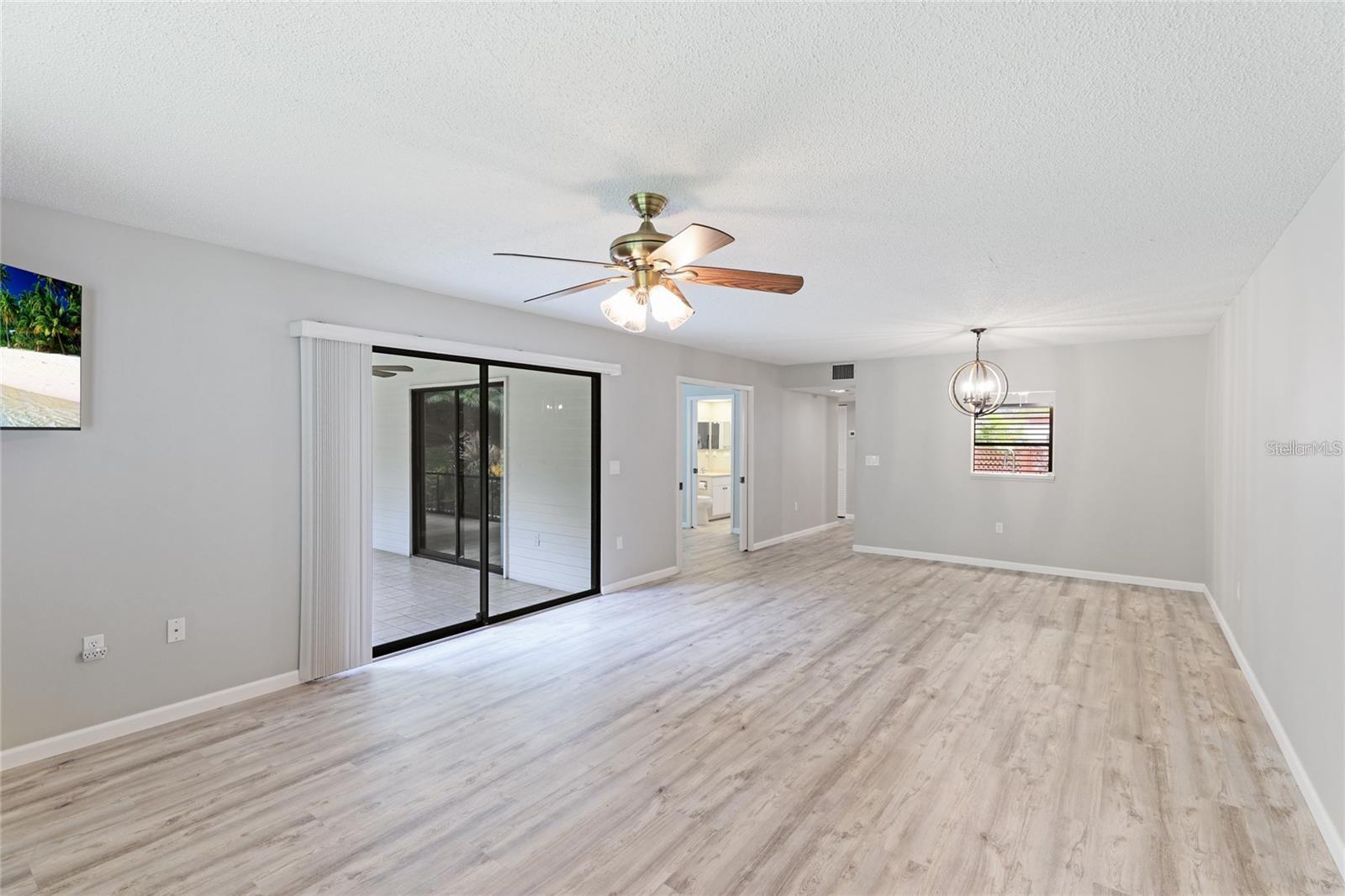 Image 10 of 33 For 814 Spring Lakes Boulevard 14