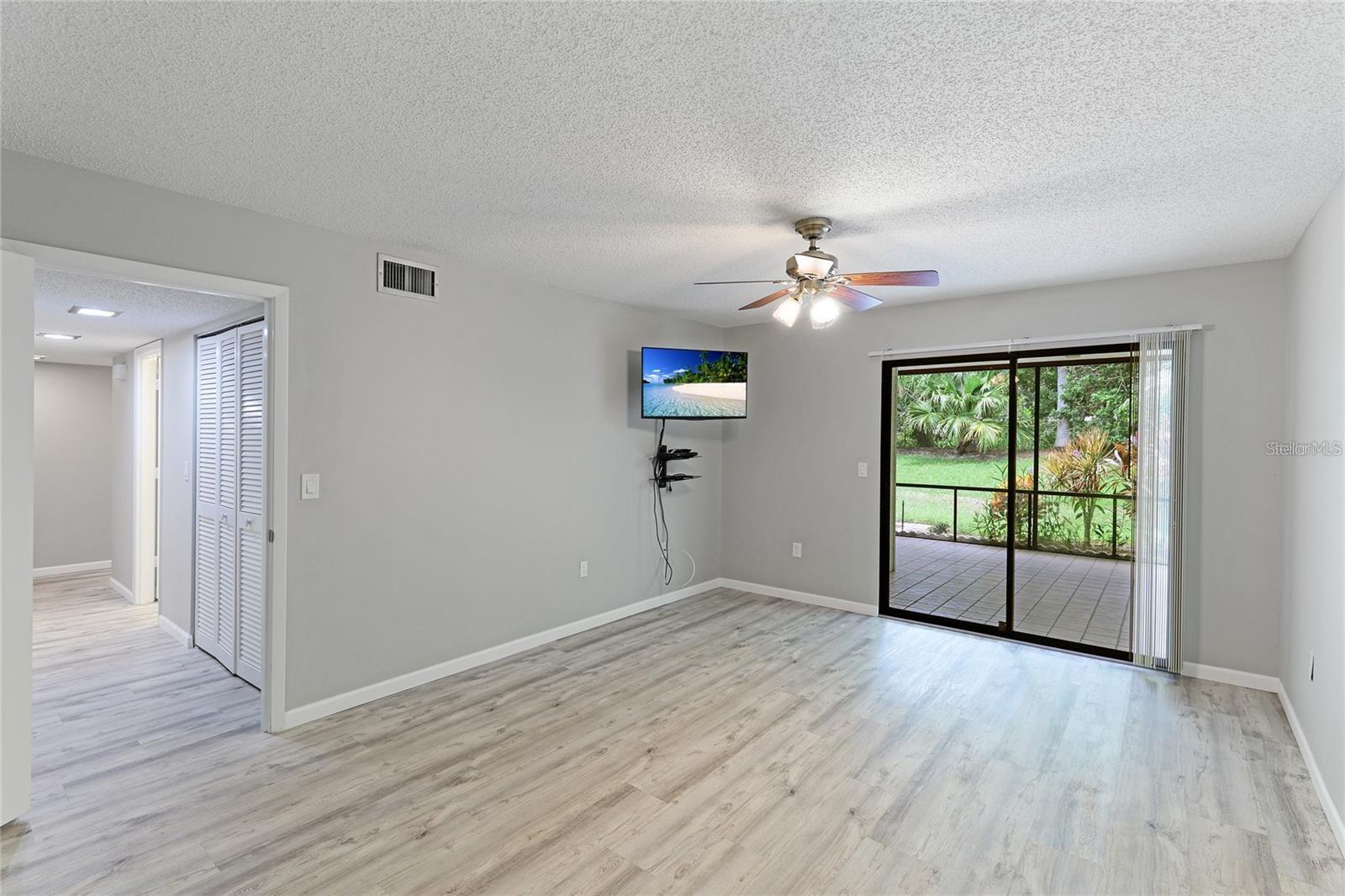 Image 11 of 33 For 814 Spring Lakes Boulevard 14